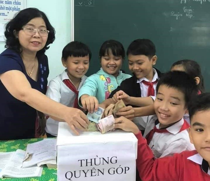 Cô và trò Trường Tiểu học Thái Phiên (xã Điện Hòa, thị xã Điện Bàn) tổ chức quyên góp quỹ “Vì nụ cười đội viên”. Ảnh: CTV