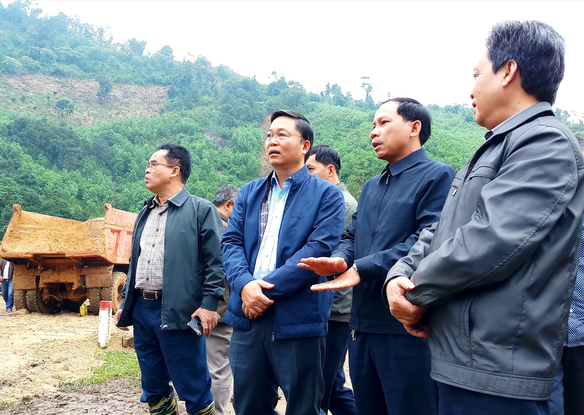 Chủ tịch UBND tỉnh Lê Trí Thanh khảo sát vị trí được chọn bố trí tái định cư ở xã Trà Leng (Nam Trà My).