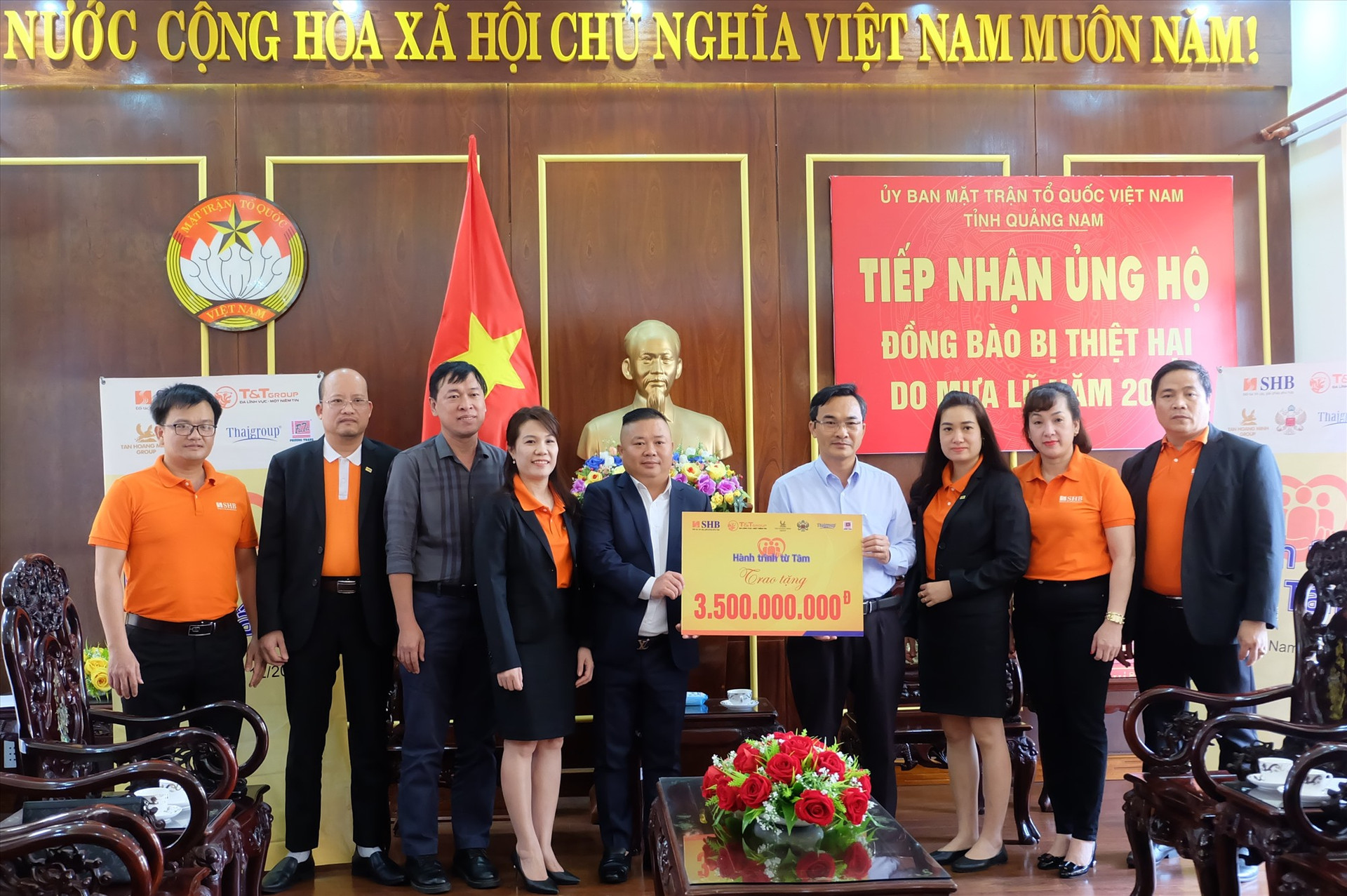 Chương trình Hành trình từ tâm trao tặng 3,5 tỷ đồng cho người dân Quảng Nam khắc phục hậu quả thiên tai. Ảnh: M.L