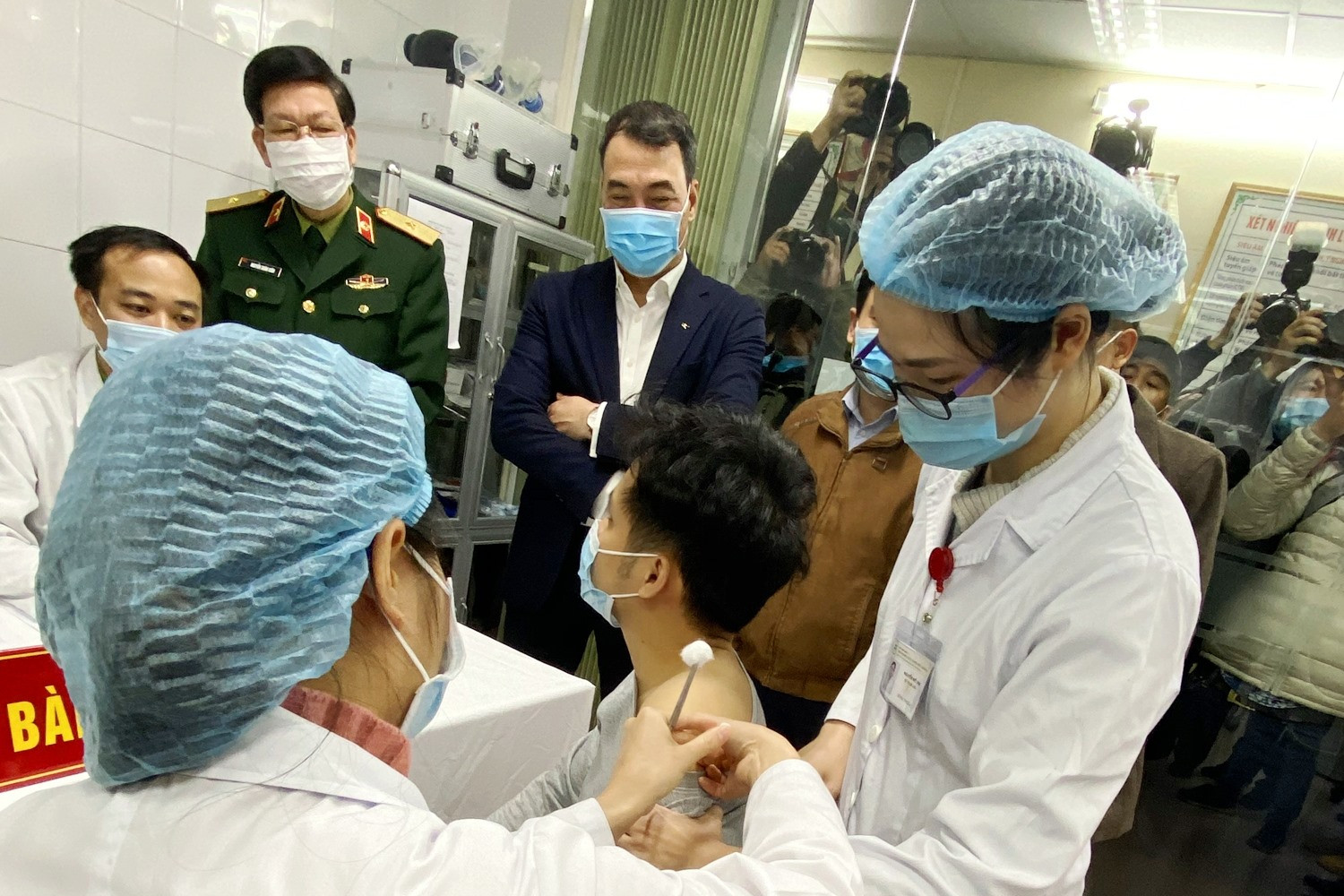 tiêm thử nghiệm vaccine “make in Vietnam” phòng bệnh COVID-19