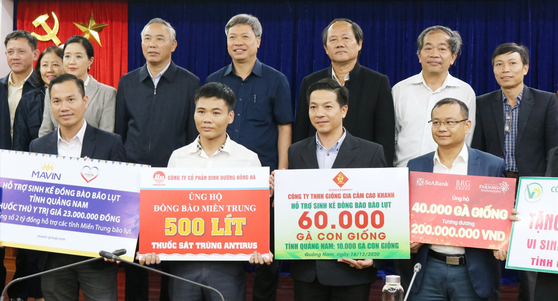 Phó Chủ tịch UBND tỉnh Hồ Quang Bửu và lãnh đạo Sở NN&PTNT tiếp nhận nguồn hỗ trợ từ các doanh nghiệp.   Ảnh: N.P