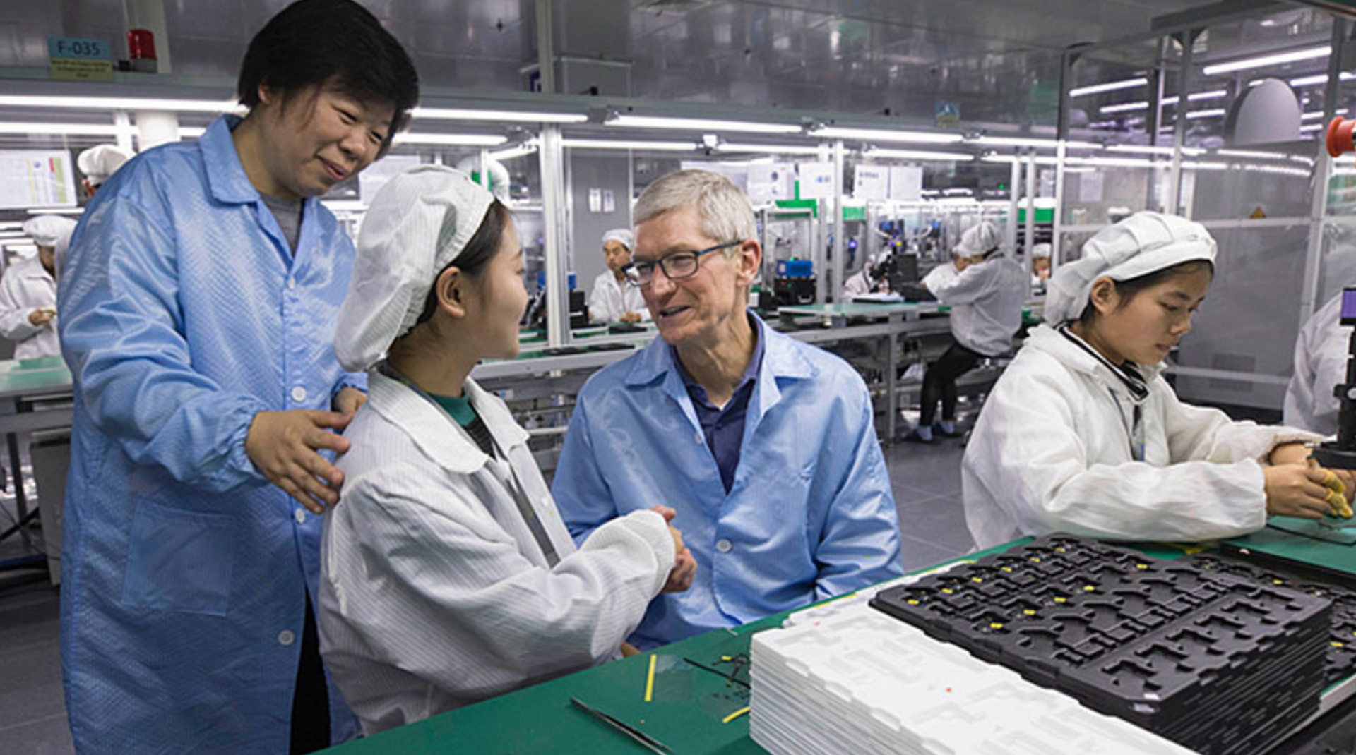CEO Apple Tim Cook thăm nhân viên lắp ráp của Luxshare. Ảnh: Apple Insider.