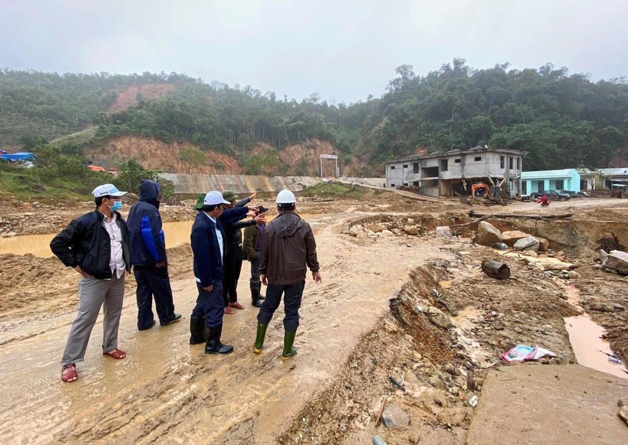 Đoàn Công tác HĐND tỉnh Quảng Nam kiểm tra thiệt hại do thiên tai tại xã Phước Thành.