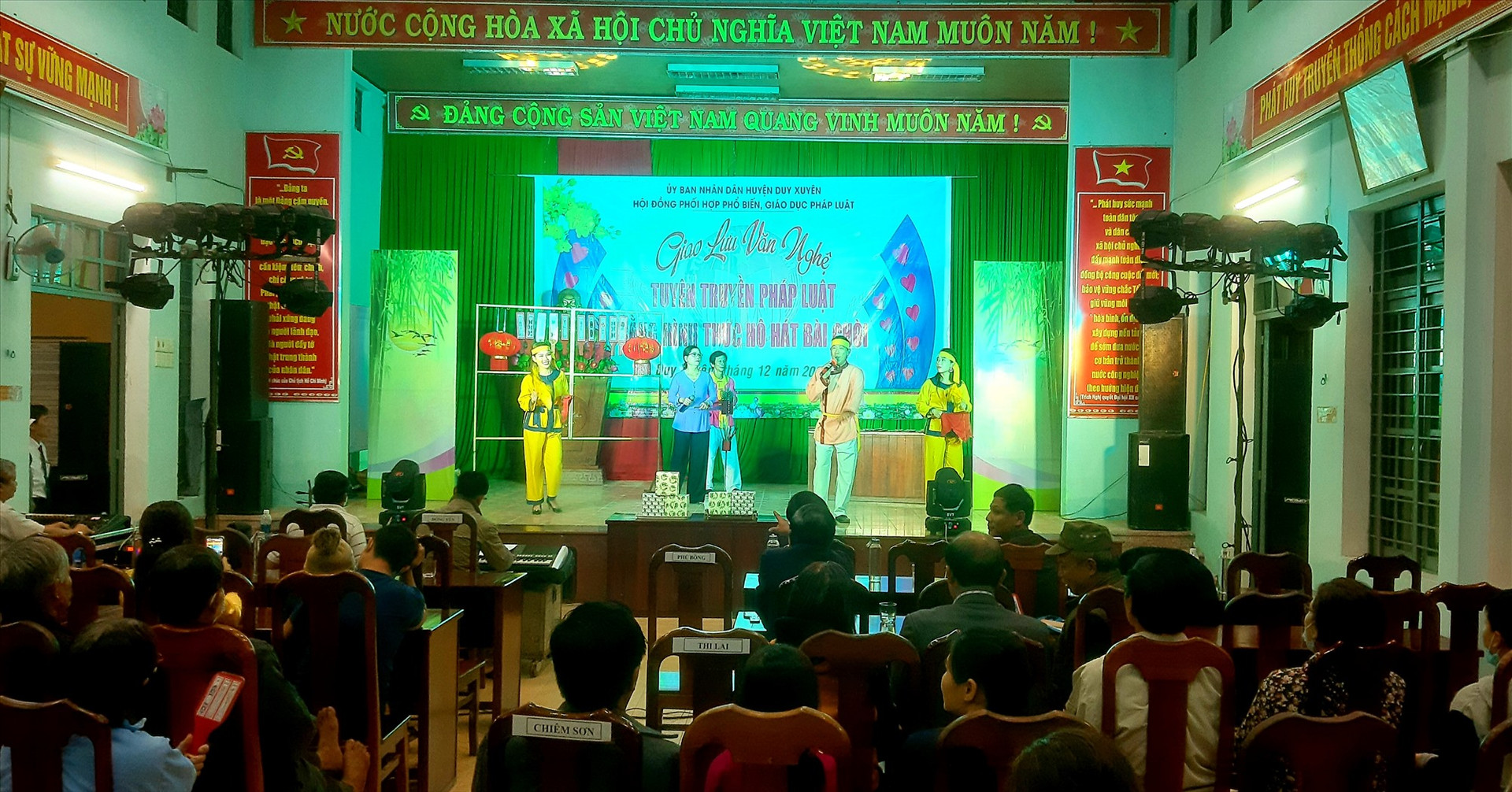 Quang cảnh buổi tuyên truyền pháp luật bằng hô hát bài chòi tại xã Duy Trinh, diễn ra tối qua 17.12.  Ảnh: T.L