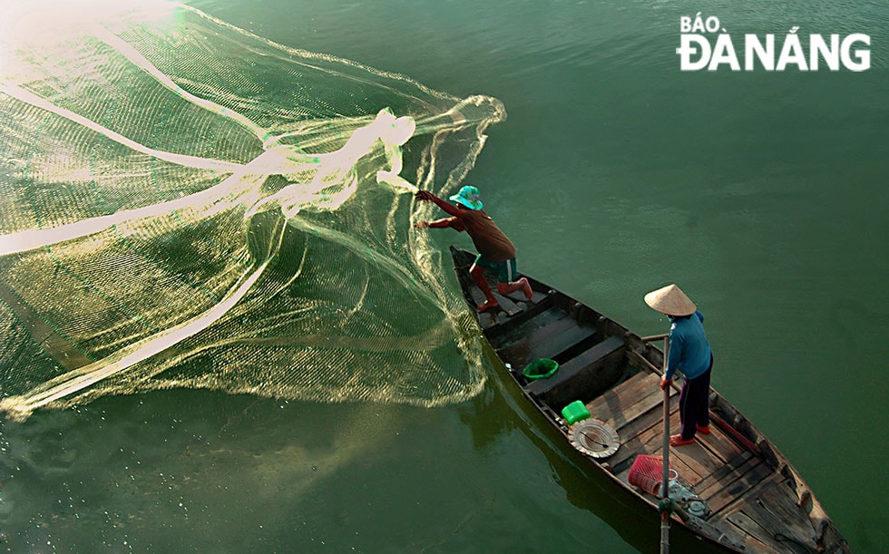  Tung chài trên dòng sông Cửa Đại.