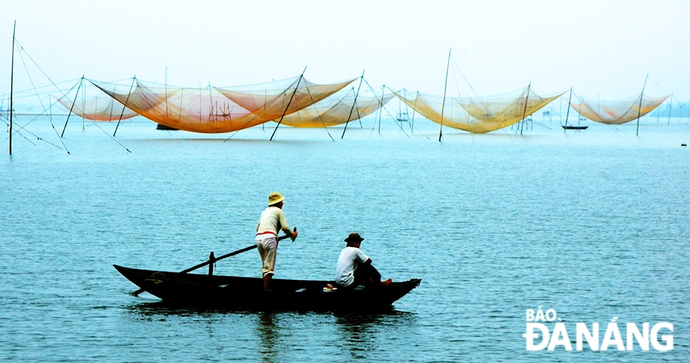  Ngư dân chài lưới ở đoạn cuối sông Thu Bồn.