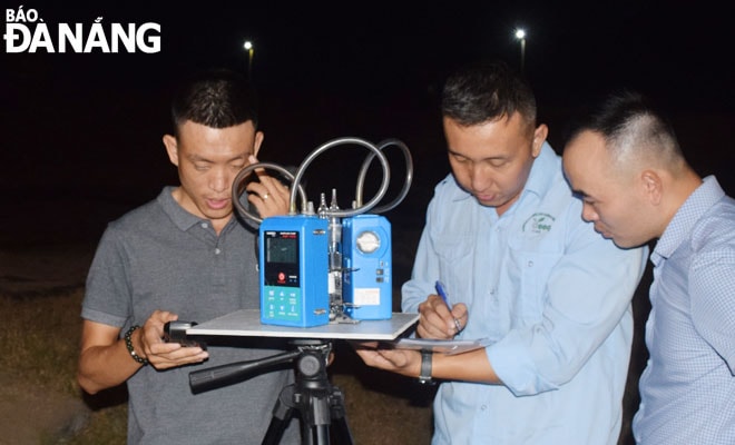 Việc quan trắc môi trường được tăng cường trong những năm đến để góp phần hữu hiệu xây dựng thành phố môi trường. Trong ảnh: Các đơn vị chức năng quan trắc môi trường tại khu vực bãi rác Khánh Sơn. Ảnh: HOÀNG HIỆP