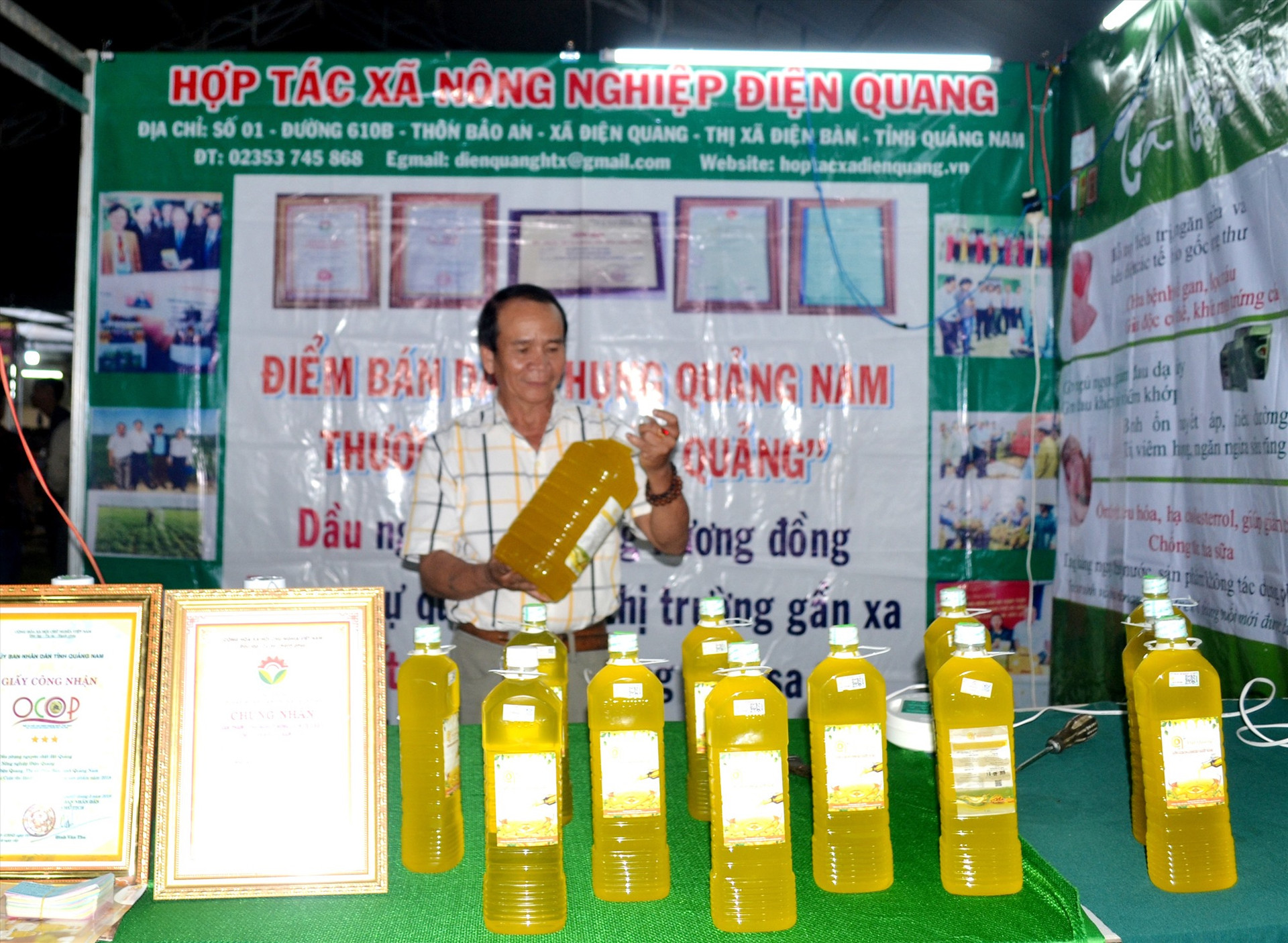 Sản phẩm dầu phụng đất Quảng của HTX Nông nghiệp Điện Quang tham gia hội chợ. Ảnh: VIỆT NGUYỄN
