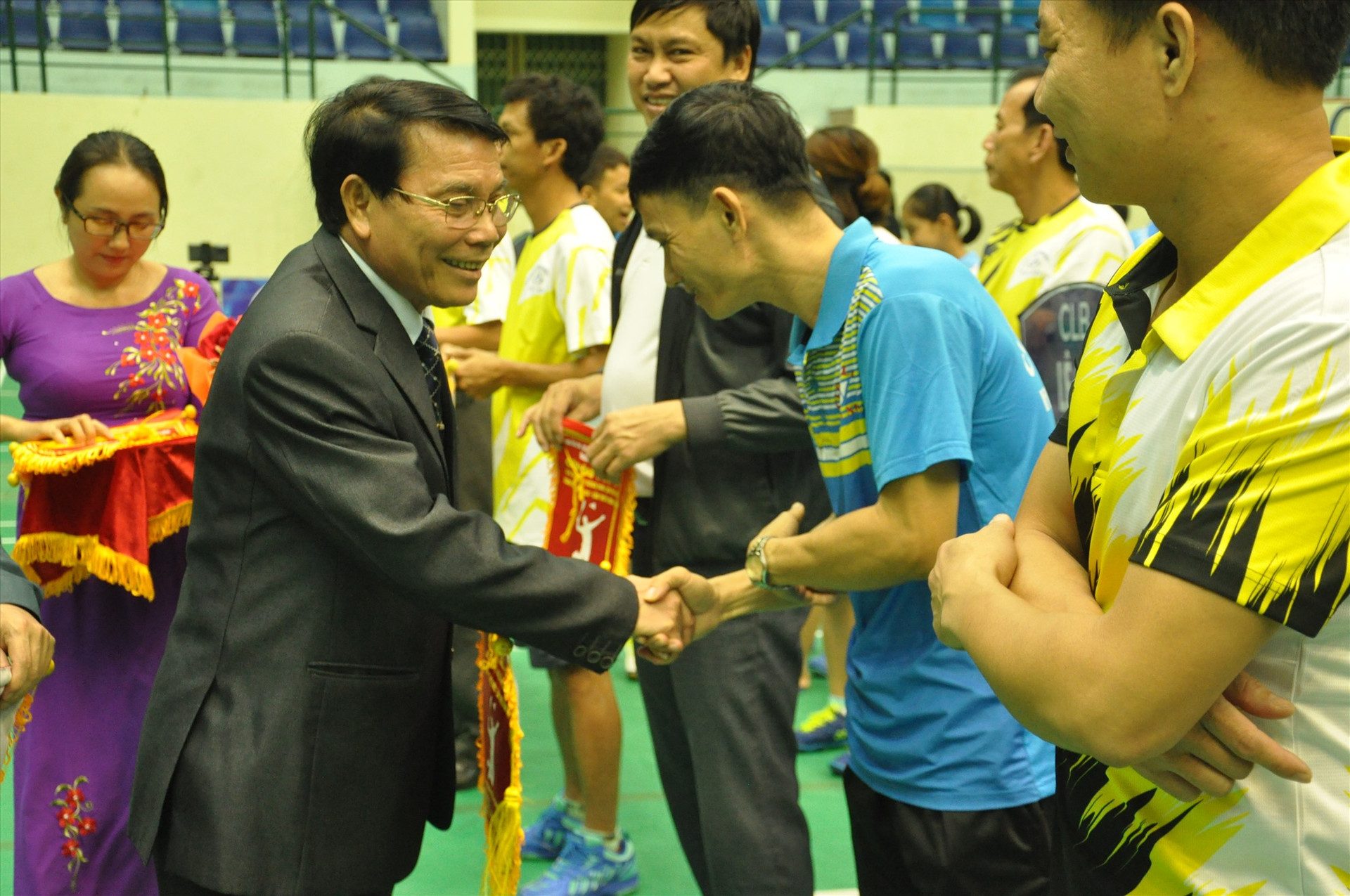Phó Chủ tịch Liên đoàn Cầu lông Việt Nam Lê Tấn Đạt động viên các tay vợt tại lễ khai mạc. Ảnh: T.V
