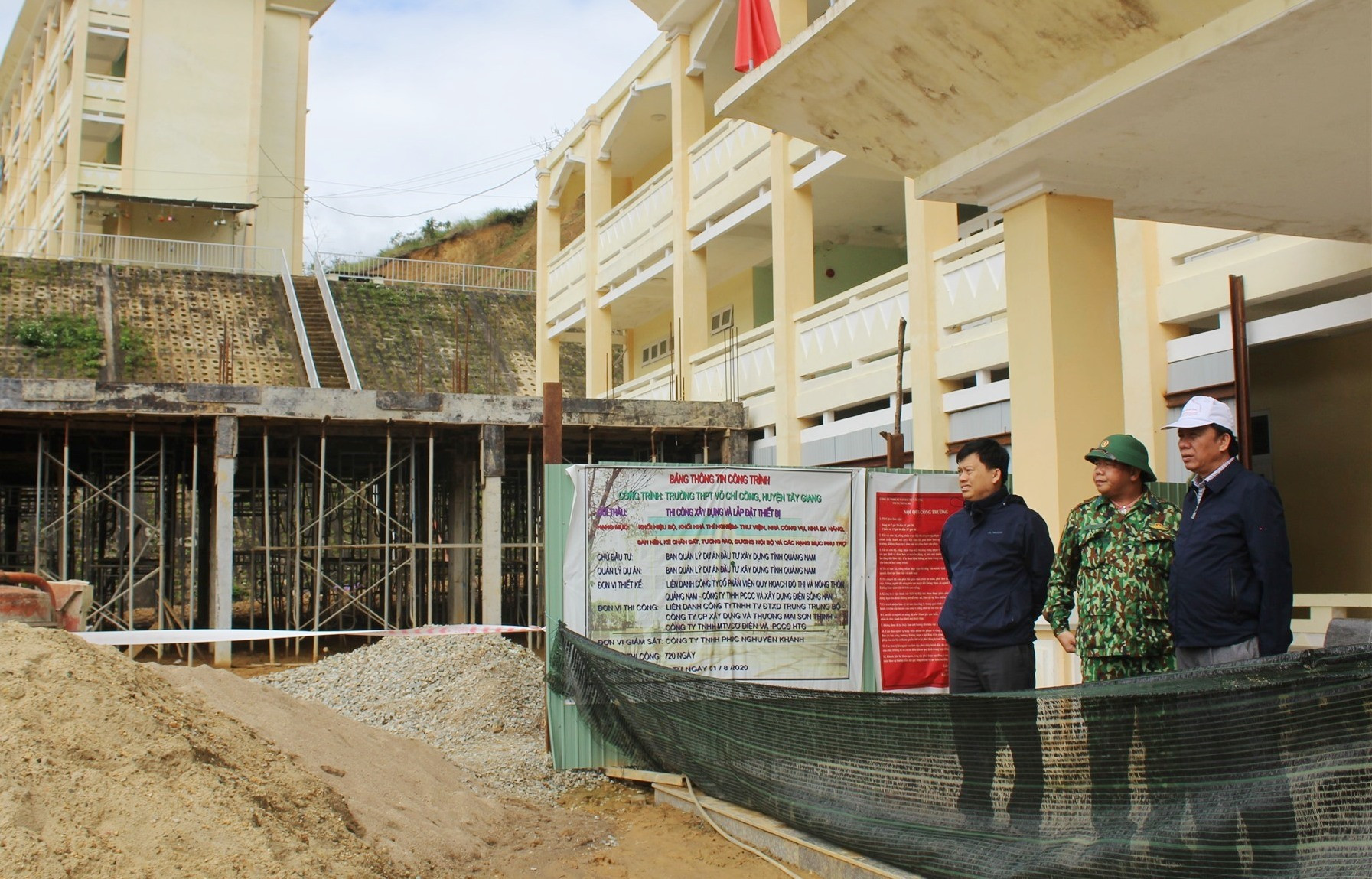 Phó Chủ tịch HĐND tỉnh Trần Xuân Vinh (bên phải) kiểm tra sạt lở tại trường THPT Võ Chí Công (xã A Xan)