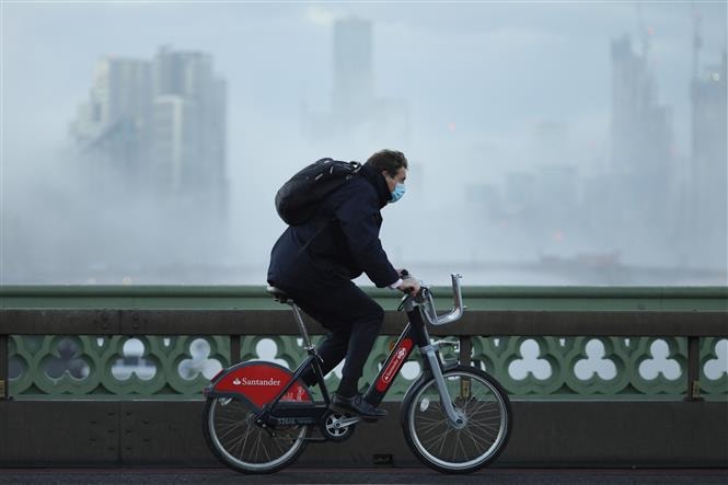 Người dân đeo khẩu trang phòng lây nhiễm Covid-19 tại London, Anh, ngày 27-11-2020. Ảnh: THX/ TTXVN