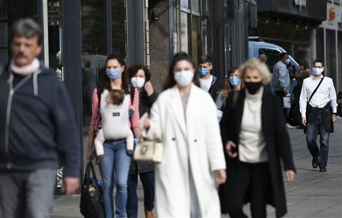 Người dân đeo khẩu trang phòng dịch Covid-19 tại Stuttgart, Đức ngày 2-11-2020. Ảnh: AFP/TTXVN