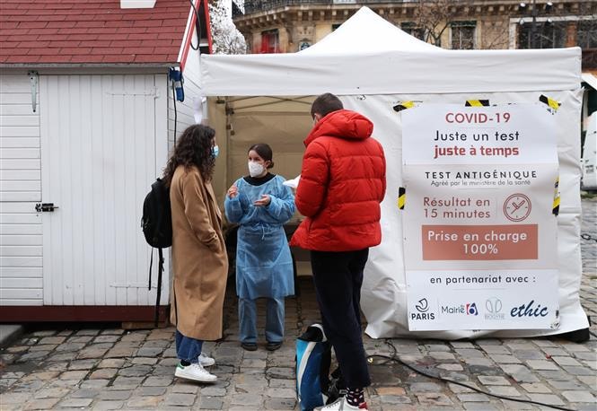 Một điểm xét nghiệm Covid-19 tại Paris, Pháp, ngày 16-12-2020. Ảnh: THX/TTXVN