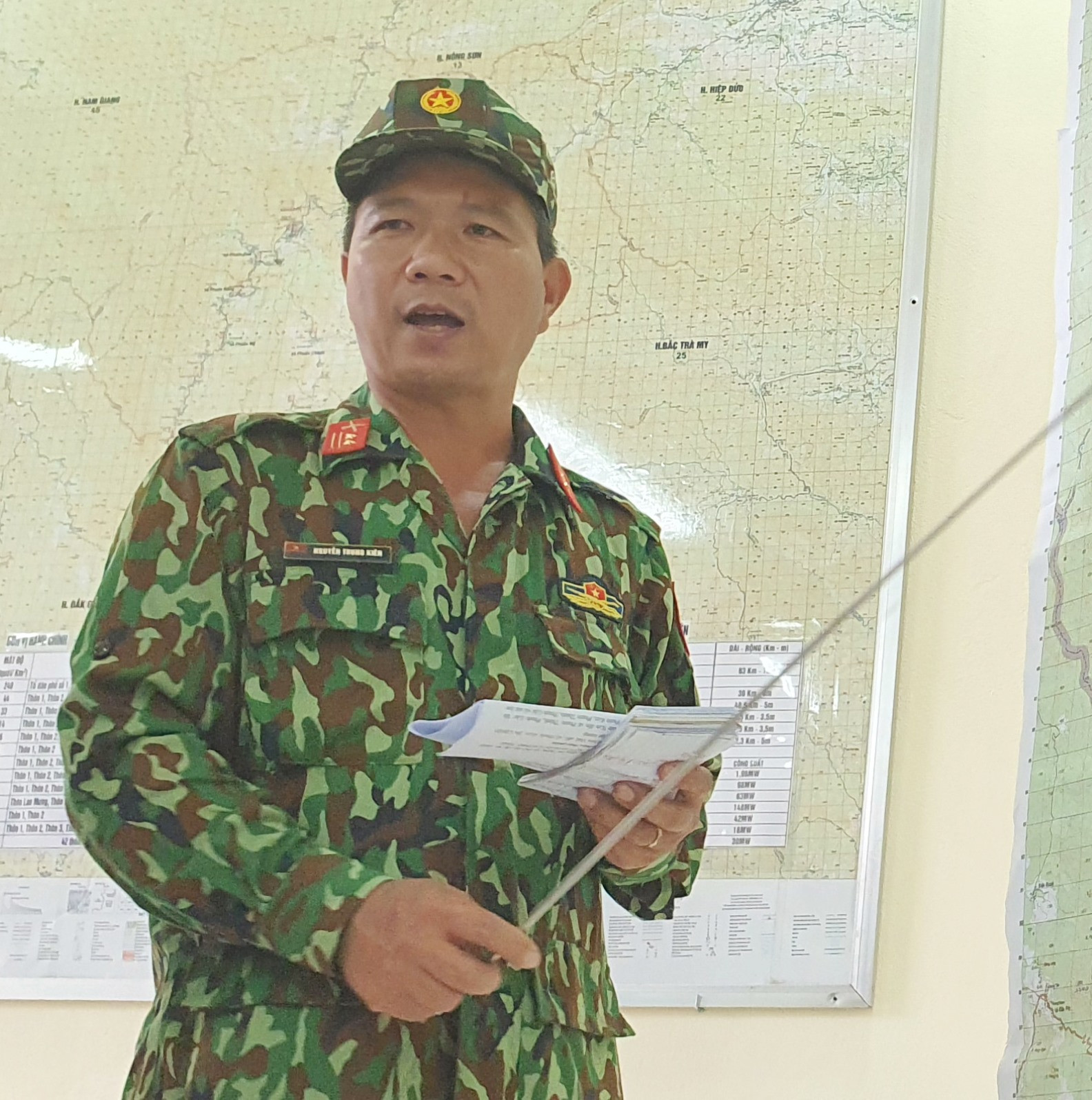 Trung tá Nguyễn Trung Kiên - Chỉ huy trưởng Ban Chỉ huy Quân sự huyện Phước Sơn tại cuộc họp Sở chỉ huy tiền phương phục vụ tìm kiếm cứu nạn tại Phước Sơn sau bão số 9.