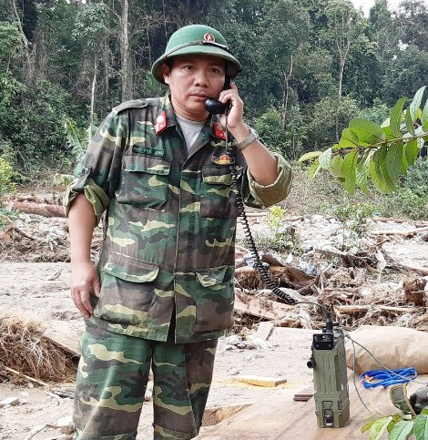Thiếu tá Ngô Đức Linh thiết lập tổ đài vô tuyến tại hiện trường vụ sạt lở vùi lấp 11 người tại xã Phước Lộc (Phước Sơn) sau bão số 9 vừa qua.