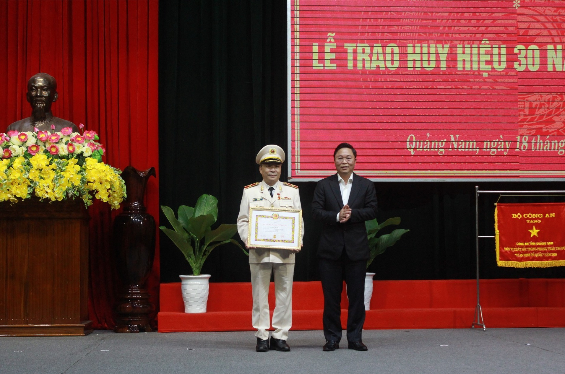 Trao huy hiệu 30 năm tuổi Đảng cho Thiếu tướng Nguyễn Đức Dũng. Ảnh: T.C
