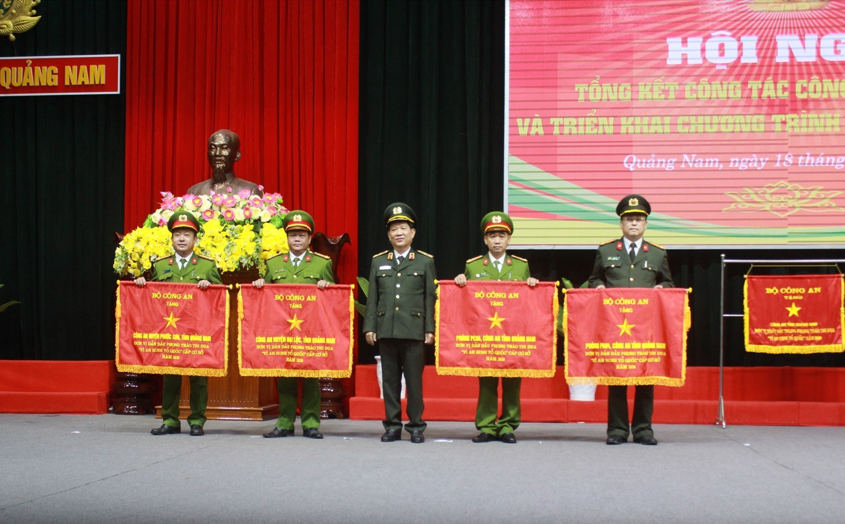 Thứ trướng Nguyễn Văn Sơn trao cờ thi đua cho các đơn vị. Ảnh: T.C