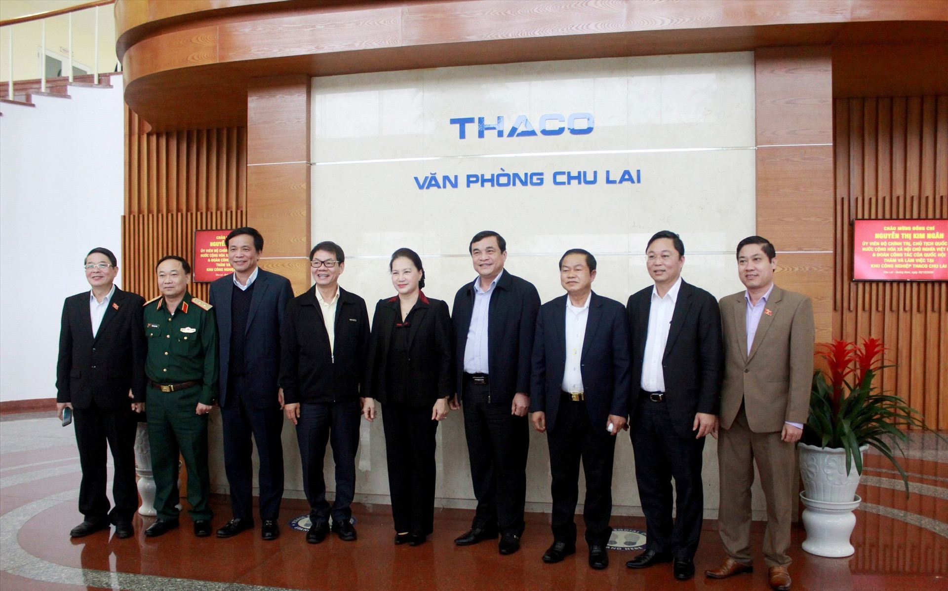 Đoàn công tác và lãnh đạo tỉnh chụp hình lưu niệm tại THACO Chu Lai.
