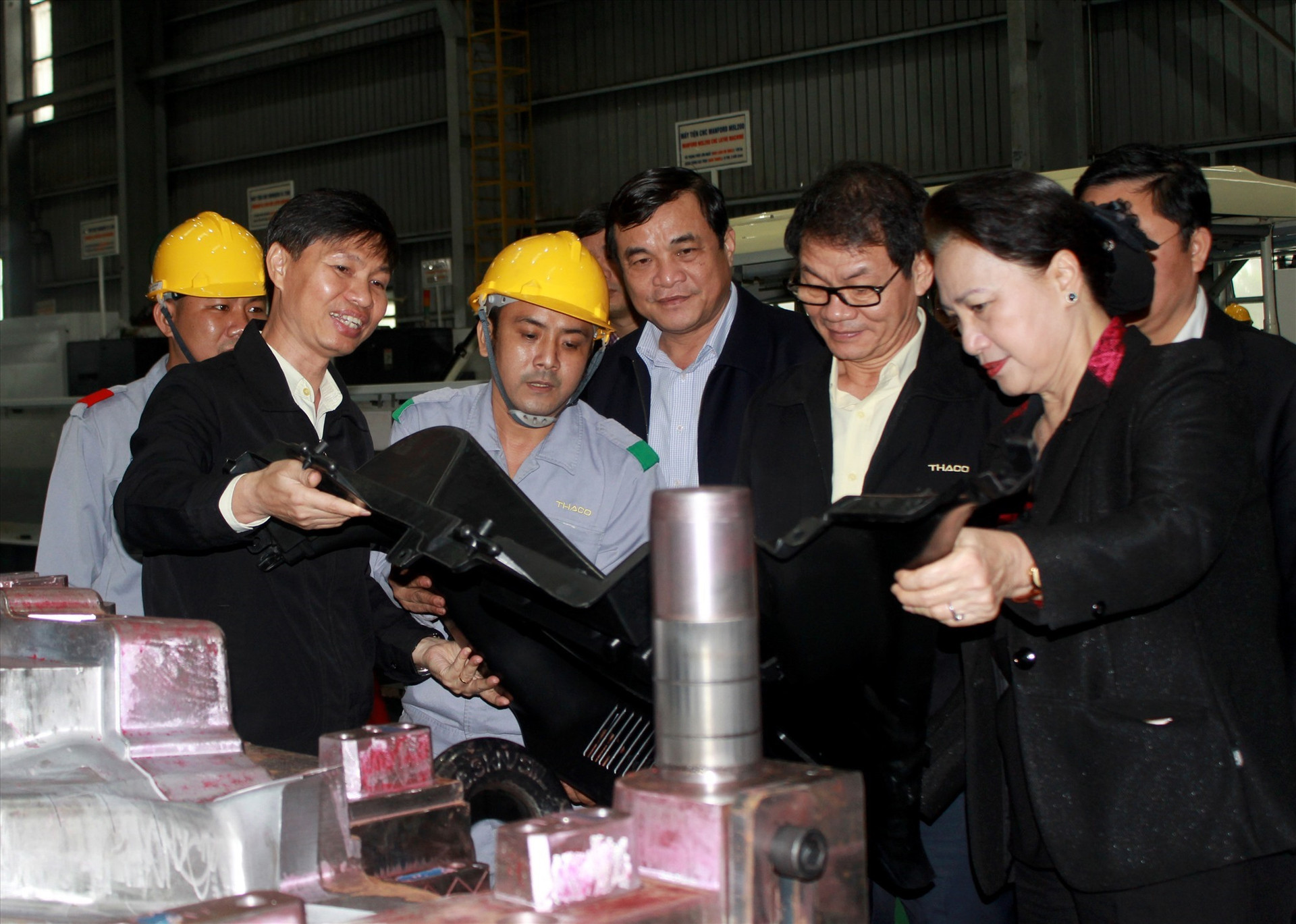 Đoàn công tác thăm dây chuyền sản xuất tại nhà máy ô tô THACO Chu Lai.