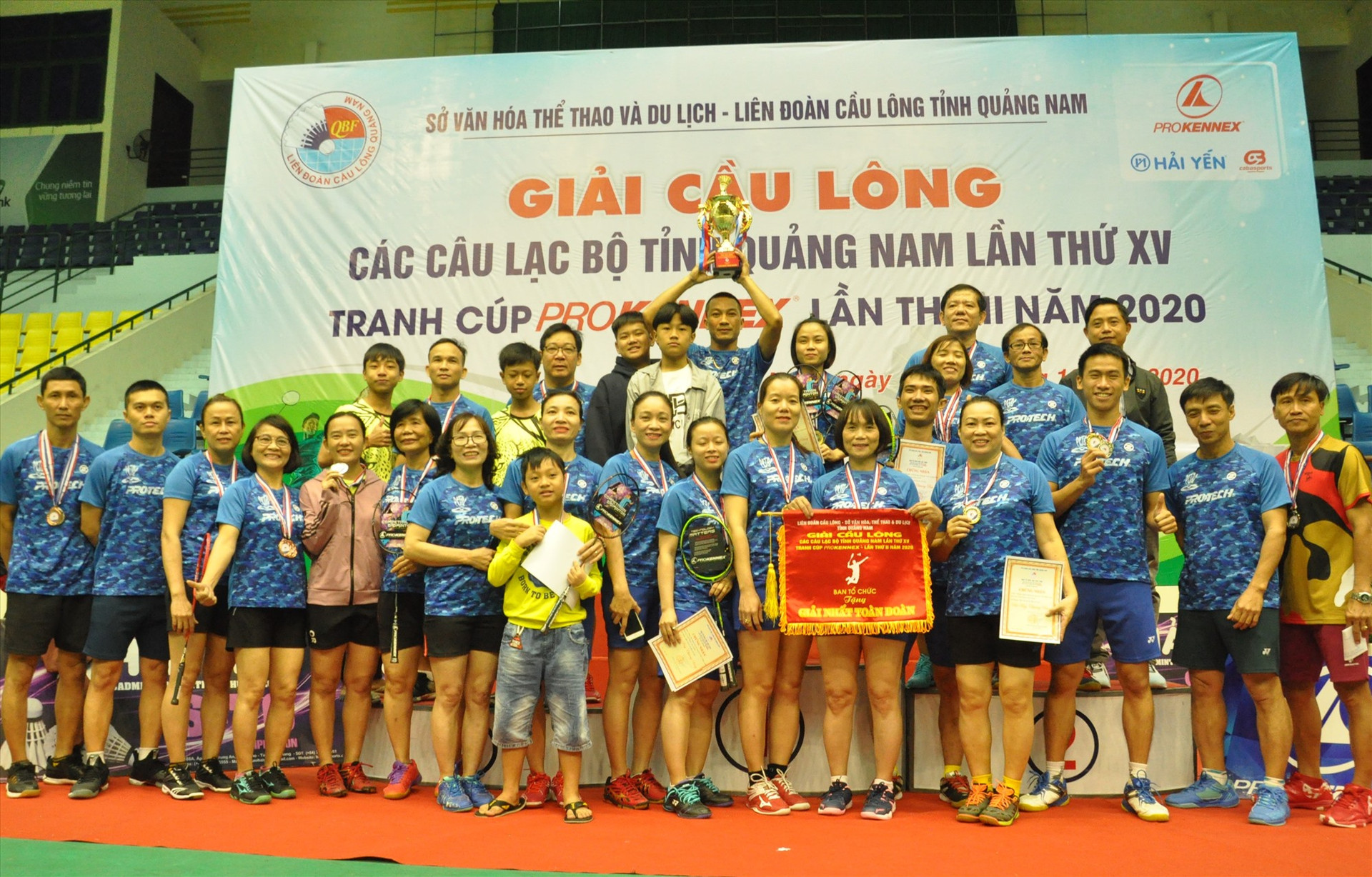 Niềm vui đoạt cúp vô địch toàn đoàn của Câu lạc bộ Phan Châu Trinh. Ảnh: T.V