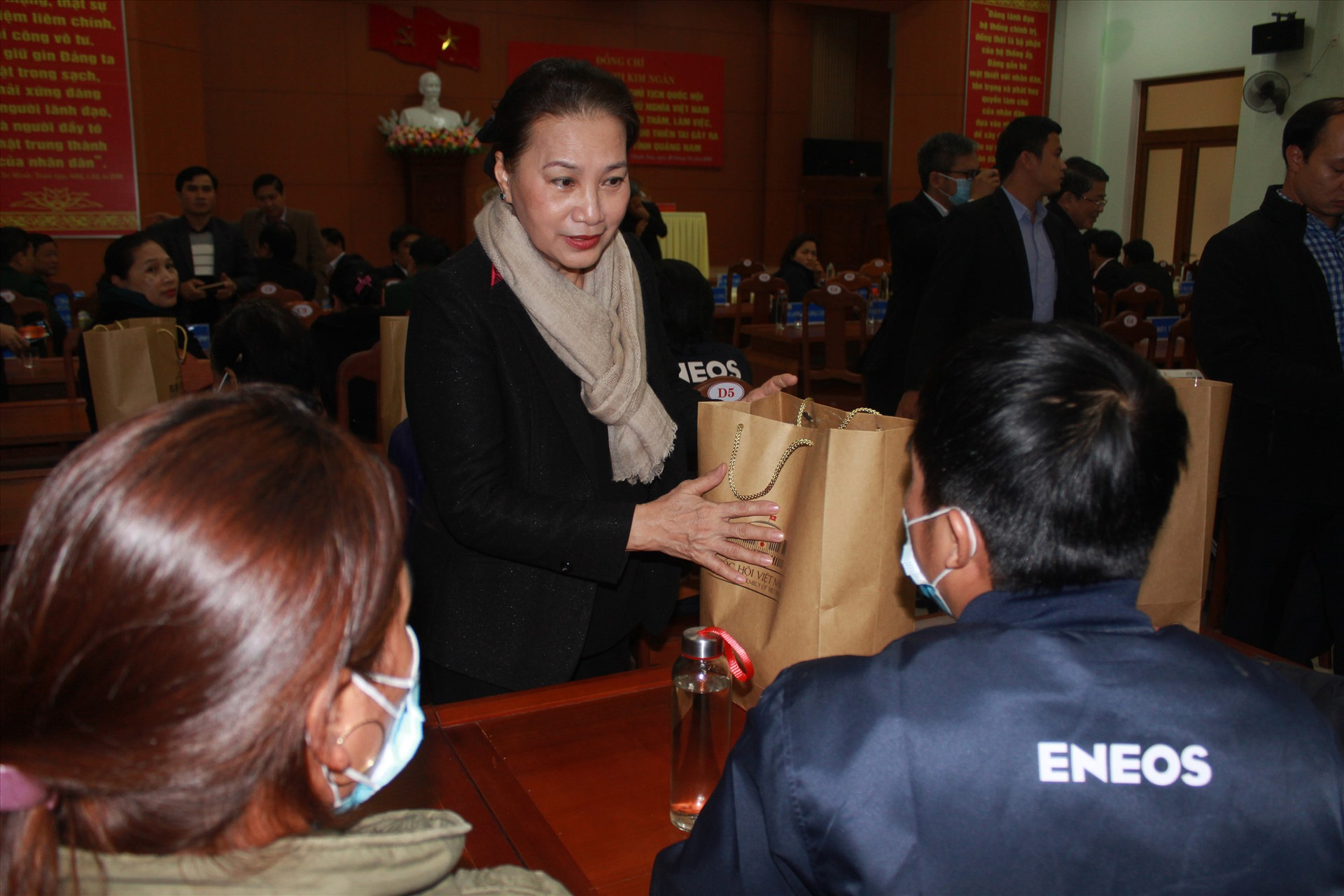 Đồng chí Nguyễn Thị Kim Ngân tặng quà, thăm hỏi các gia đình bị thiệt hại do thiên tai tại Phước Sơn. Ảnh: T.C