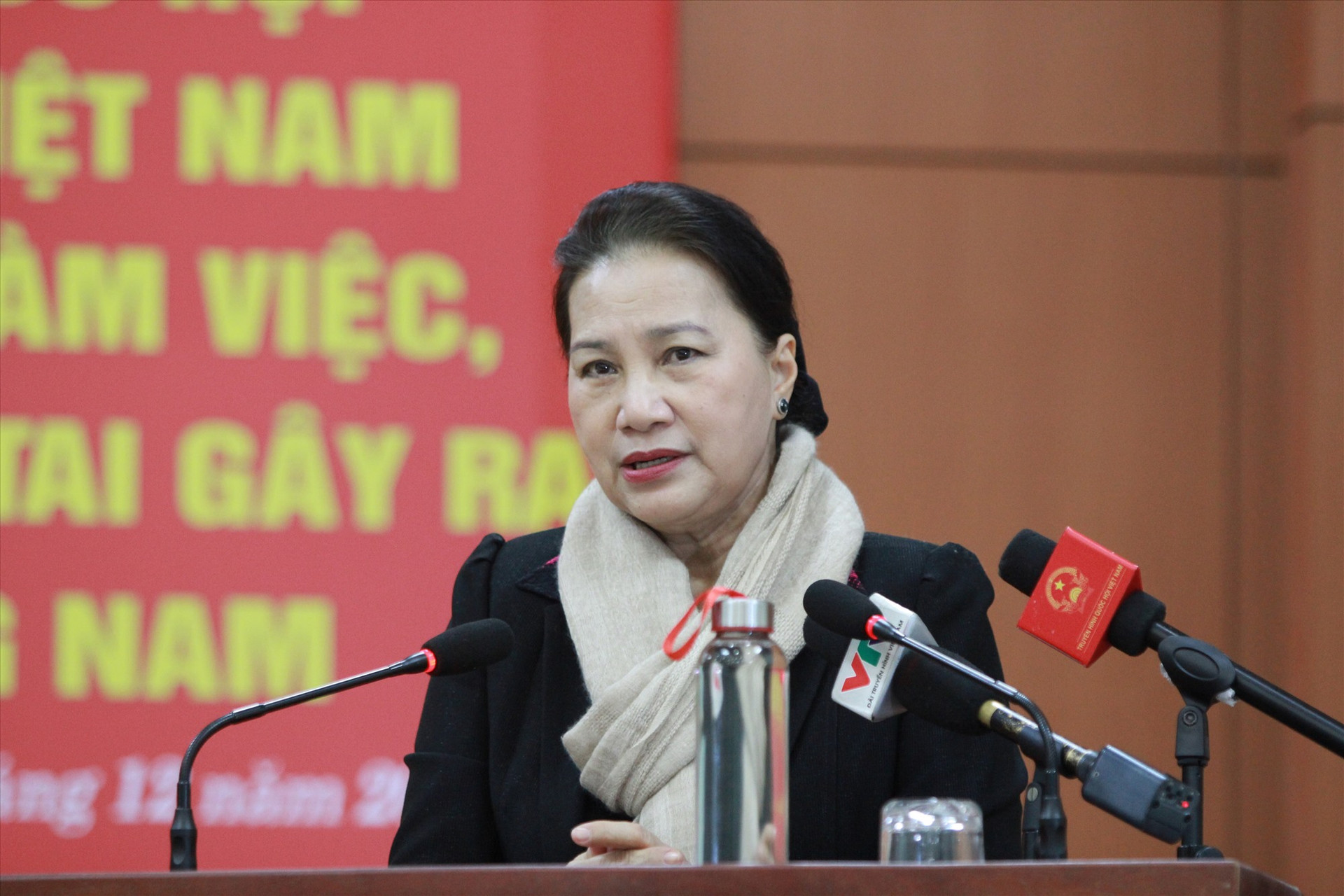 Chủ tịch Quốc hội Nguyễn Thị Kim Ngân gửi lời thăm hỏi ân cần đến bà con bị thiệt hại do thiên tai tại địa bàn Phước Sơn. Ảnh: T.C