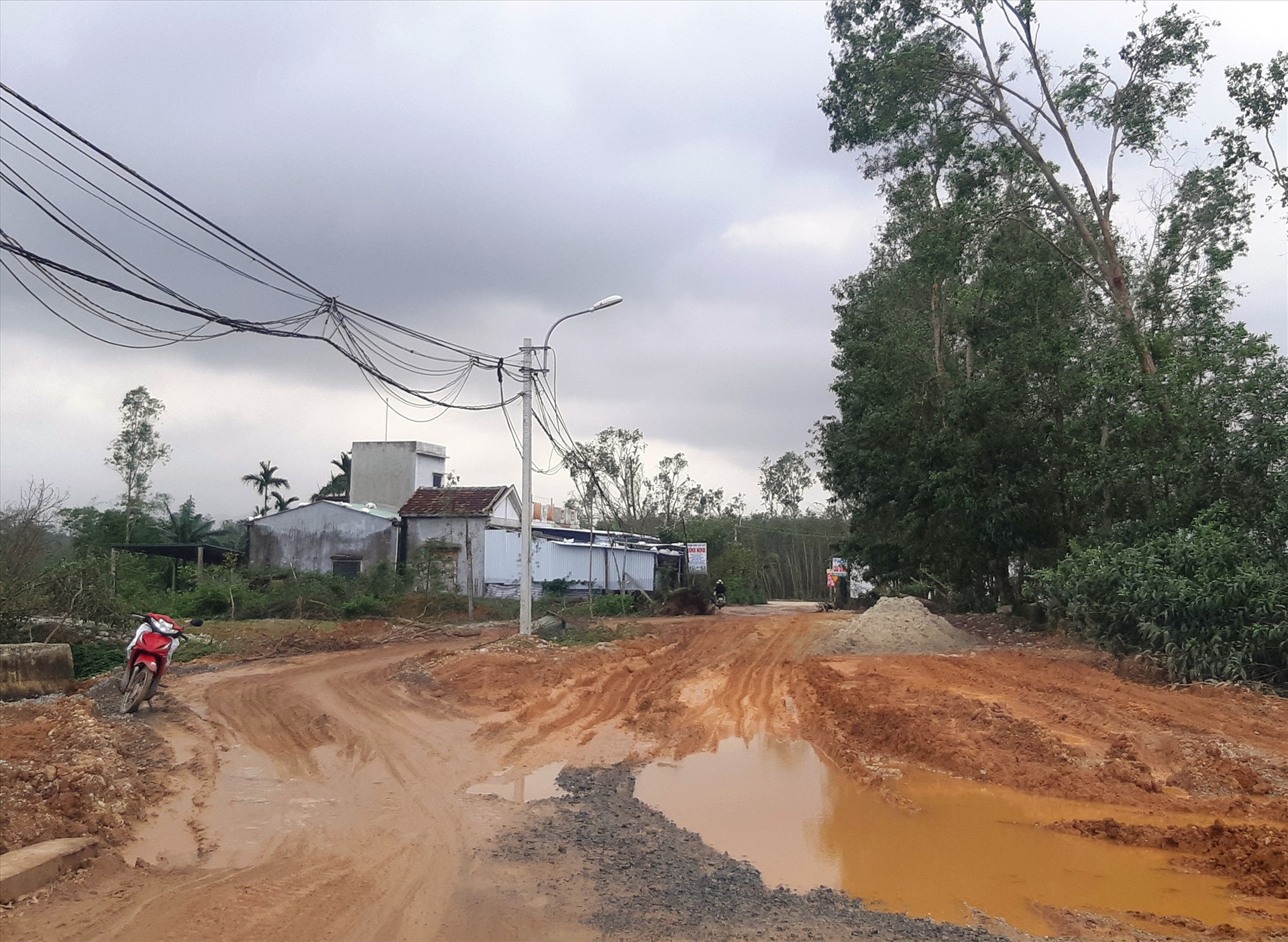 Tuyến ĐH 3, đoạn qua xã Tam Anh Nam bị hư hại, xuống cấp nặng nề vào mùa mưa năm nay. Ảnh: HOÀNG LIÊN