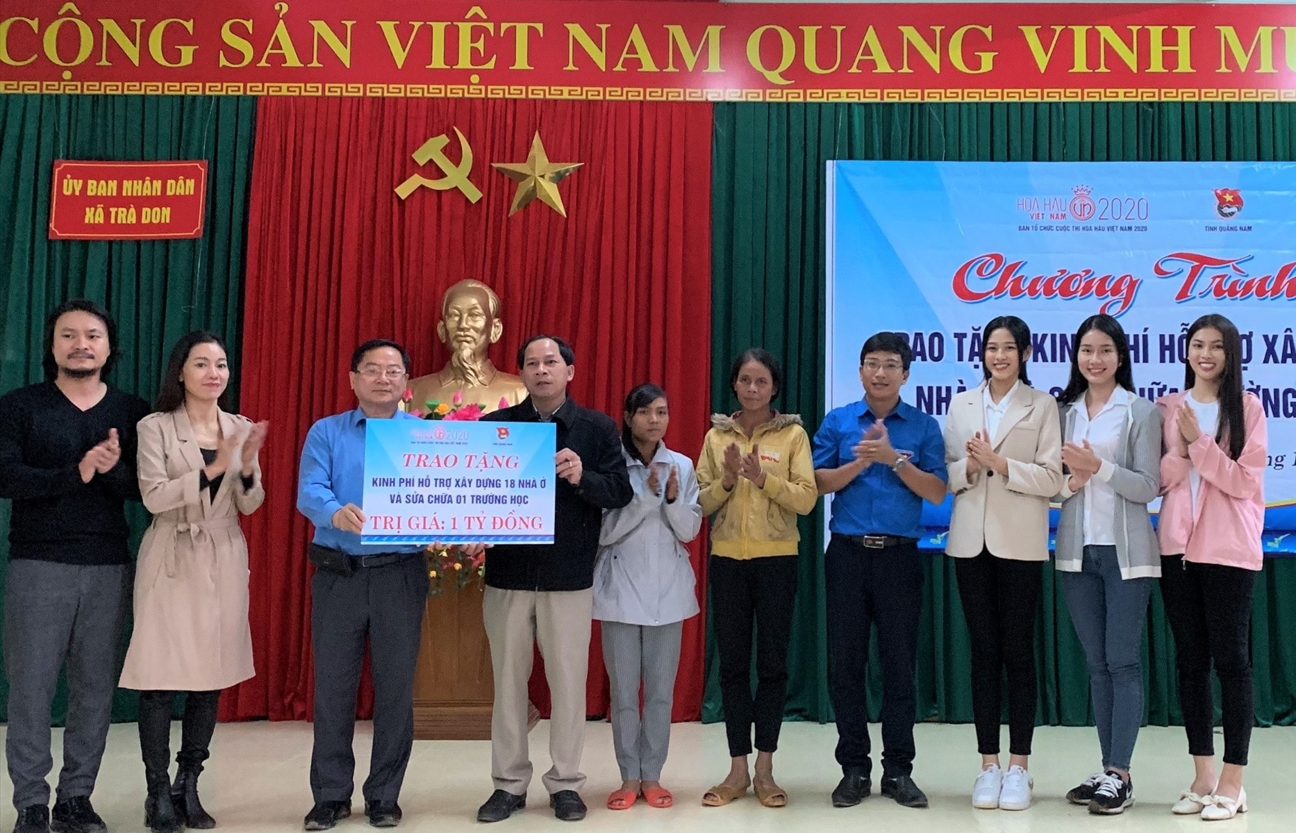 Ban tổ chức cuộc thi Hoa Hậu Việt Nam trao kinh phí sửa nhà và trường học cho huyện Nam Trà My. Ảnh: THỊ VUI