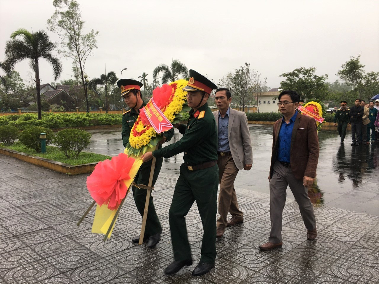 Lãnh đạo huyện Phú Ninh tổ chức viếng hương Nghĩa trang liệt sĩ huyện nhân 76 năm Ngày thành lập Quân đội nhân dân Việt Nam. Ảnh: H.C