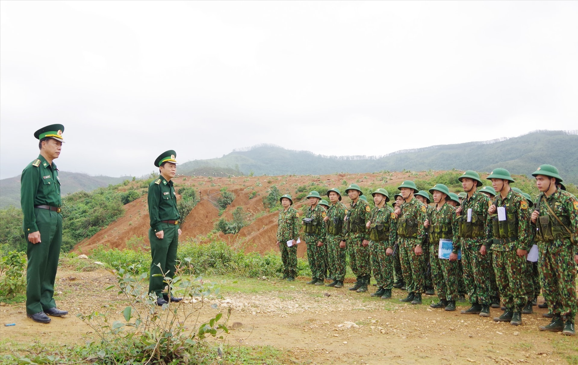 Bộ chỉ huy BĐBP tỉnh kiểm tra tập huấn tại thao trường. Ảnh: HỒNG ANH