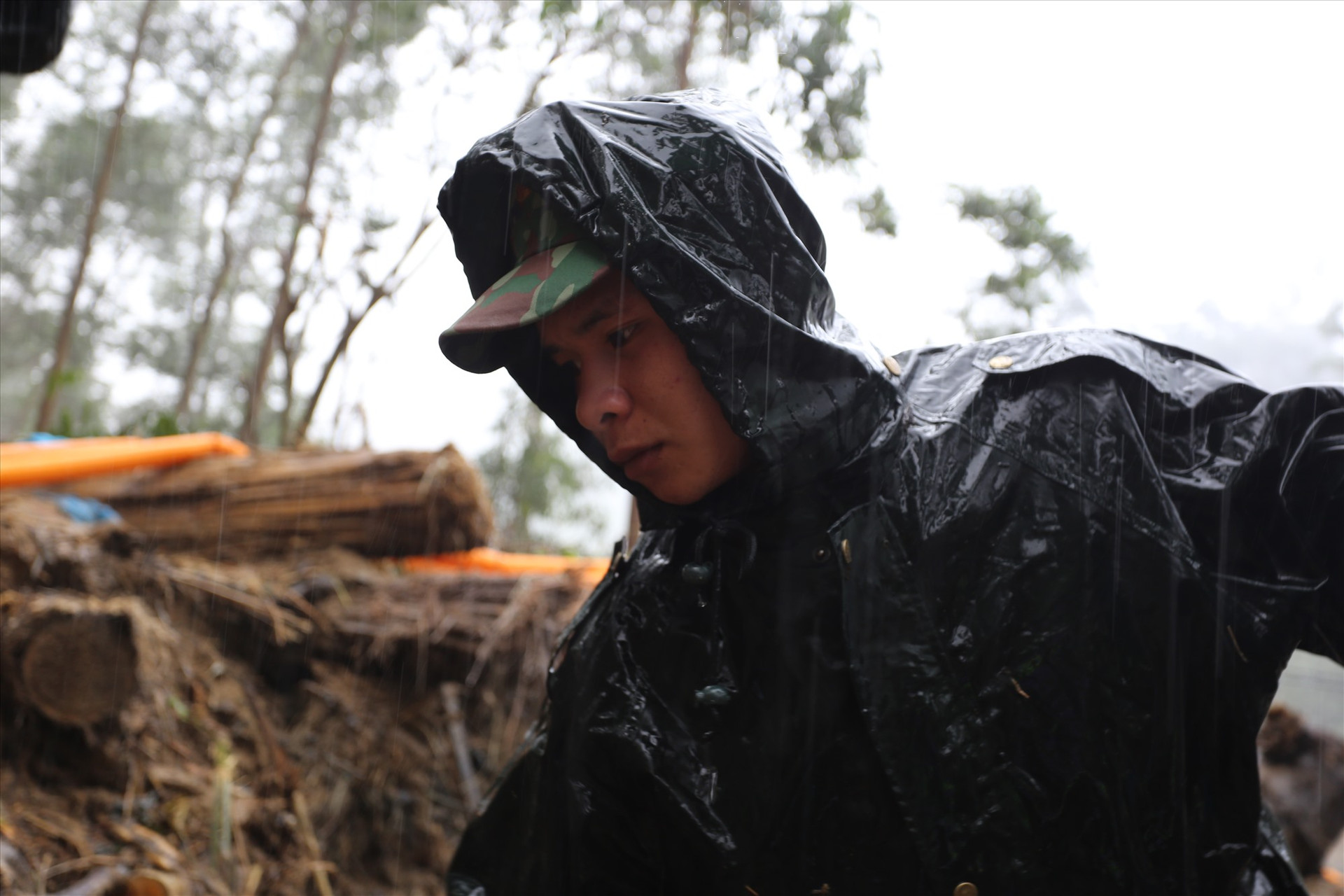 Chiến sĩ Y Ghi Nê dầm mưa cứu hộ cứu nạn ở Trà Leng. Ảnh: Đ.T