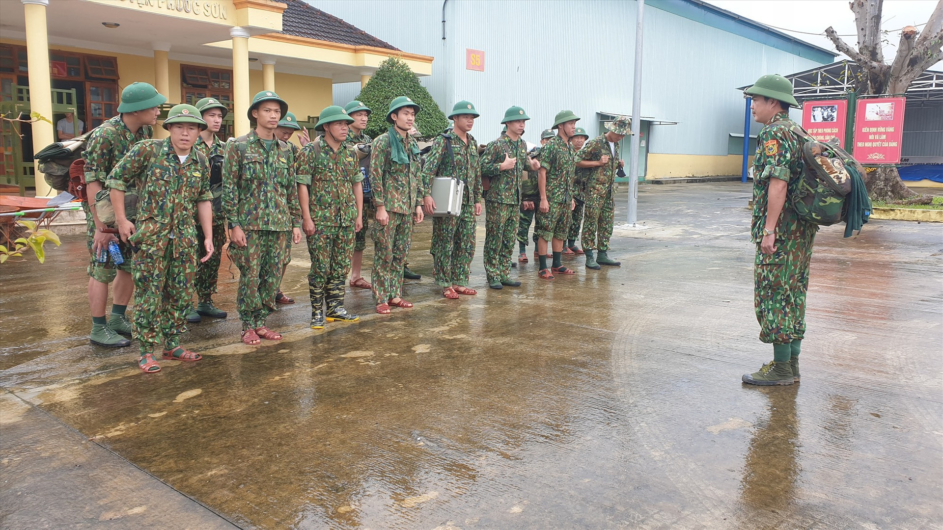 Những người lính trước giờ hành quân vào xã Phước Lộc (Phước Sơn) ngay sau khi nhận tin về vụ sạt lở ở xã này. Ảnh: T.C