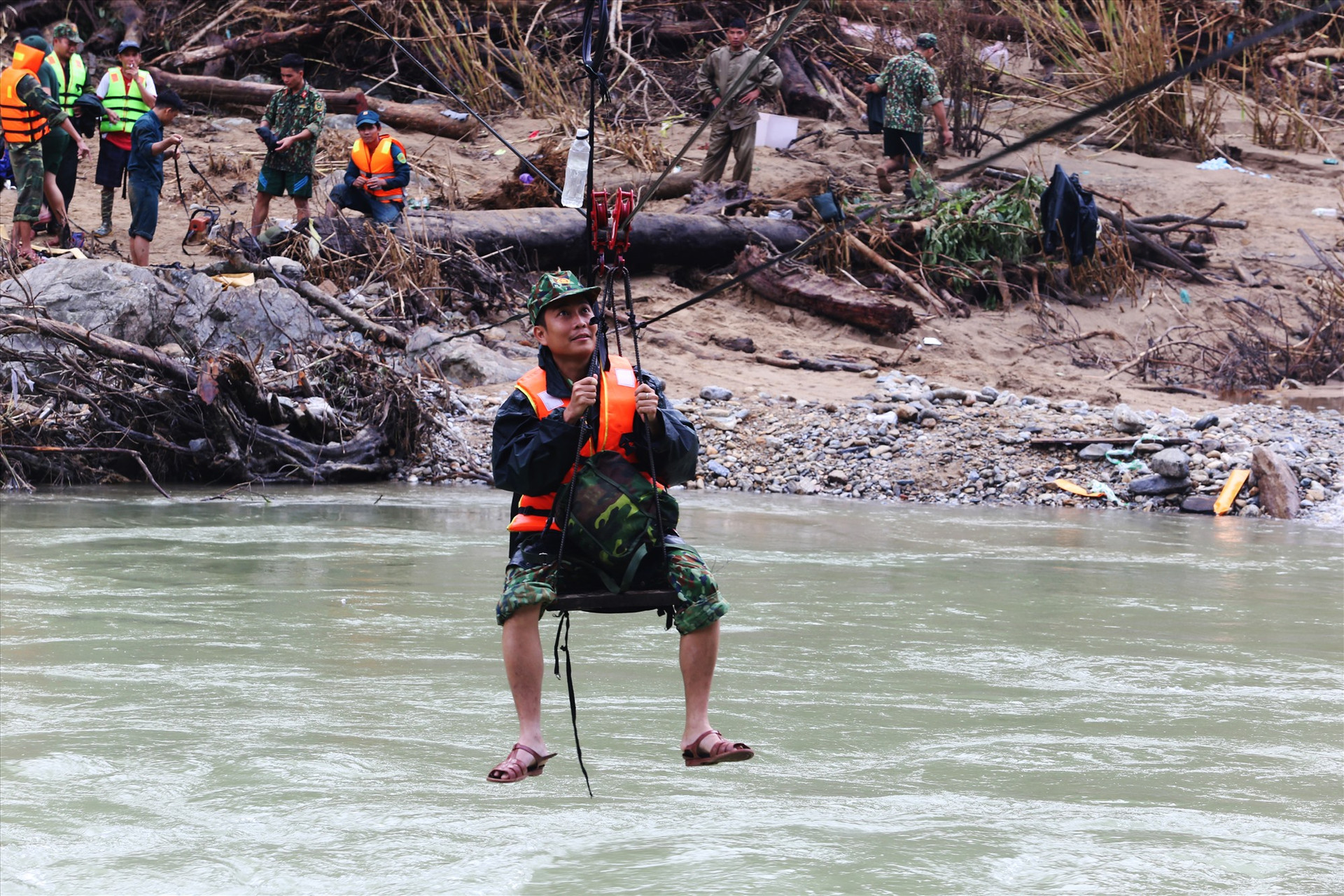Thượng úy Đỗ Tấn Hưng đu dây vượt sông Leng tìm kiếm các nạn nhân mất tích tại Trà Leng vào cuối tháng 11 vừa qua. Ảnh: Đ.T