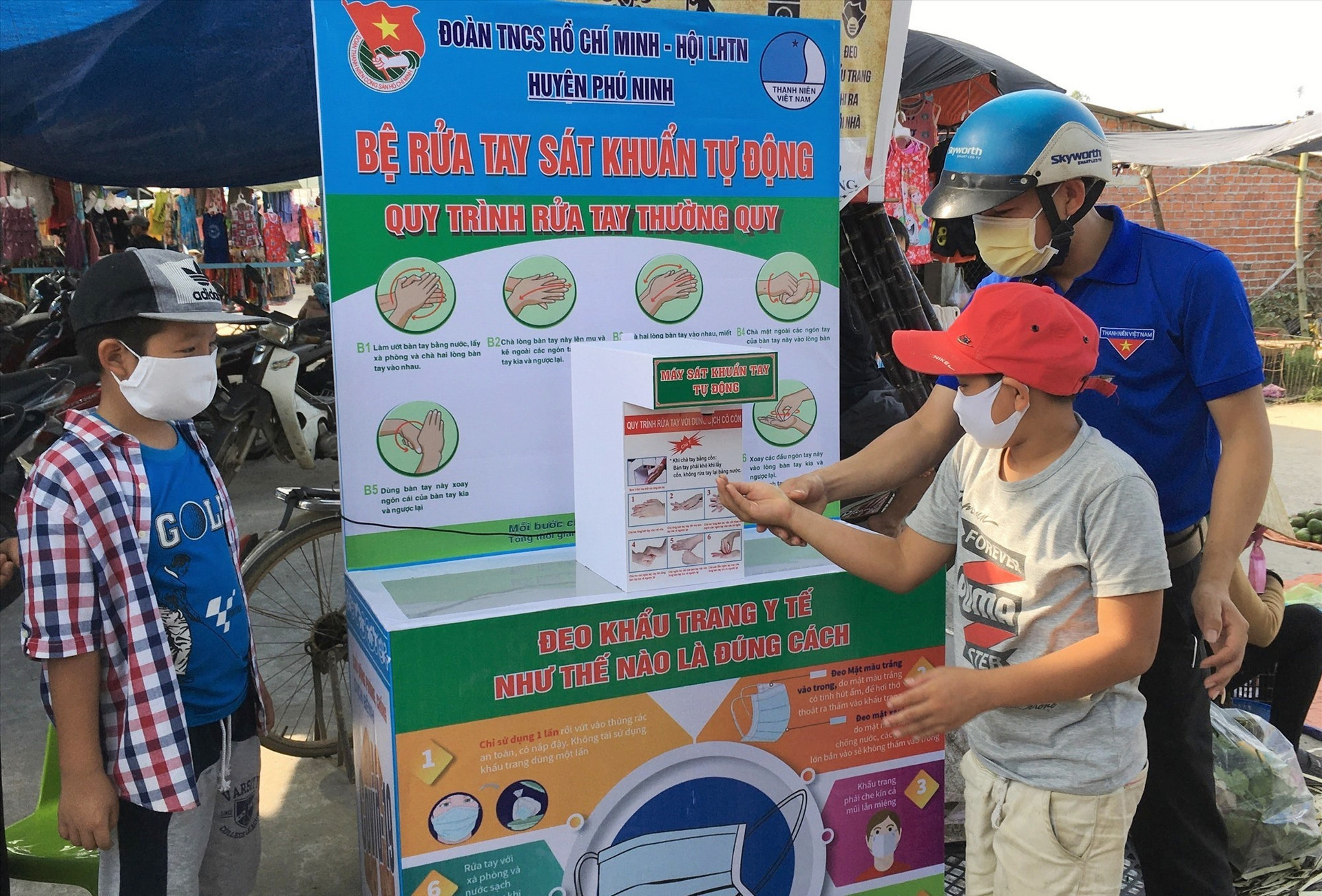 Huyện đoàn Phú Ninh phối hợp lắp đặt máy sát khuẩn tự động phòng chống dịch bệnh Covid-19. Ảnh: HẢI CHÂU