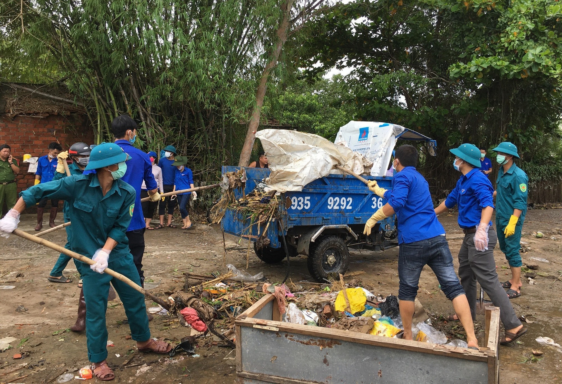 Tuổi trẻ huyện Phú Ninh chung tay khắc phục hậu quả bão lũ. Ảnh: HẢI CHÂU