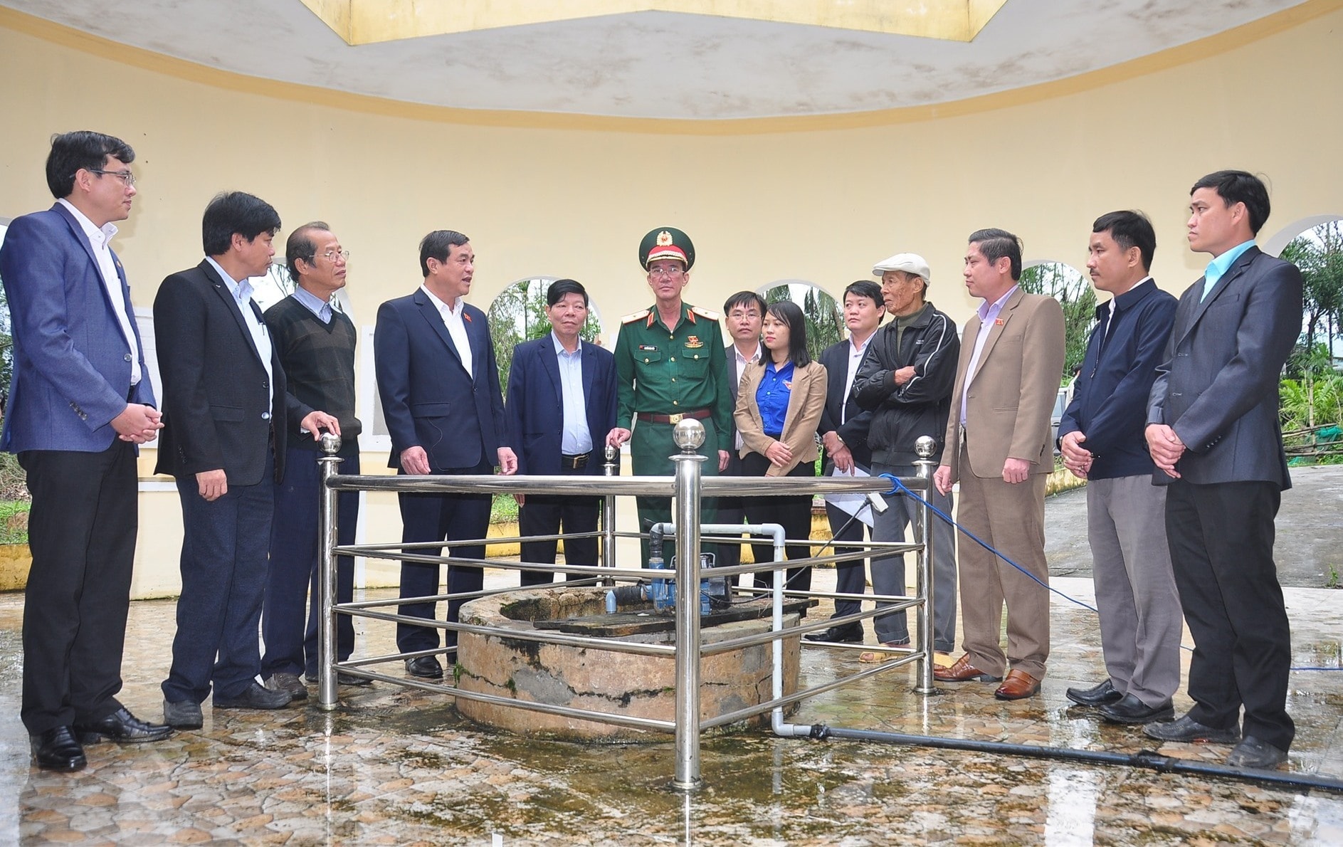 Đoàn ĐBQH tỉnh cùng lãnh đạo, người dân địa phương bên di tích “Giếng nước Quốc hội”. Ảnh: VINH ANH