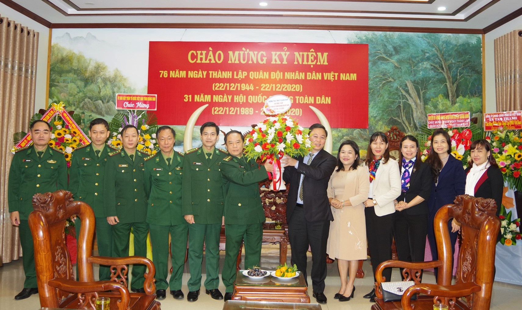 Chủ tịch UBND tỉnh Lê Trí Thanh tặng hoa chúc mừng BĐBP tỉnh. Ảnh: VĂN VINH
