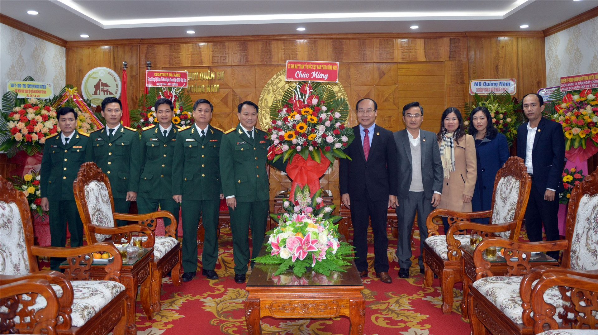 Chủ tịch UBMTTQVN tỉnh Võ Xuân Ca tặng hoa chúc mừng Bộ CHQS tỉnh.