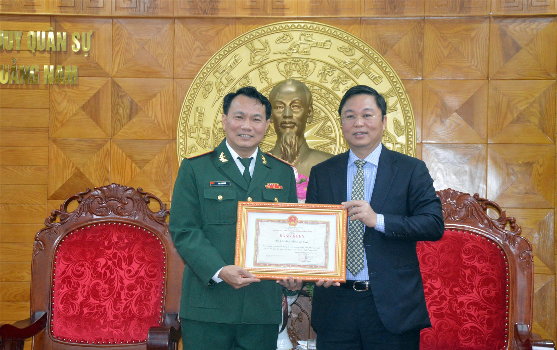 Chủ tịch UBND tỉnh Lê Trí Thanh trao Bằng khen của UBND tỉnh cho Bộ CHQS tỉnh vì có thành tích xuất sắc trong công tác phòng chống thiên tai, tìm kiếm cứu hộ, cứu nạn năm 2020.