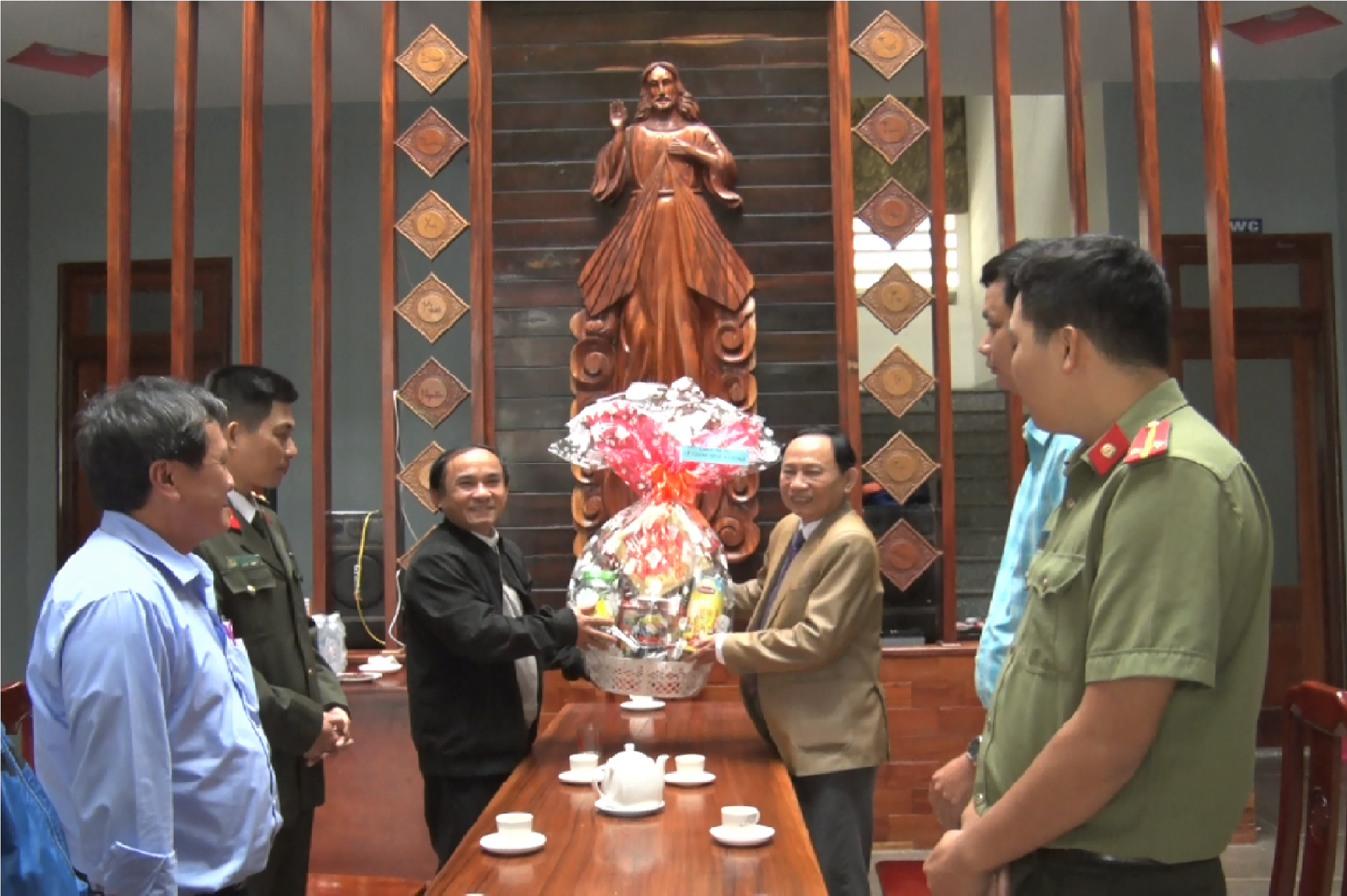 Đồng chí Vũ Văn Thẩm - Bí thu Huyện ủy Phú Ninh tặng quà chúc mừng giáo họ Tam Lộc. Ảnh: Q.V