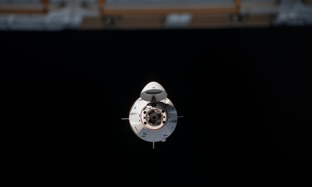 Phi thuyền SpaceX Crew Dragon tiếp cận Trạm vũ trụ quốc tế. Ảnh: shutterstock