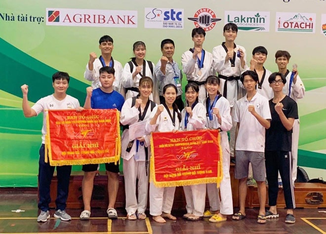 Niềm vui của đội tuyển Taekowndo Đà Nẵng (ảnh) sau thành công tại giải Vô địch quốc gia 2020 với thành tích hạng Nhì toàn đoàn. Ảnh: HIỀN HUY