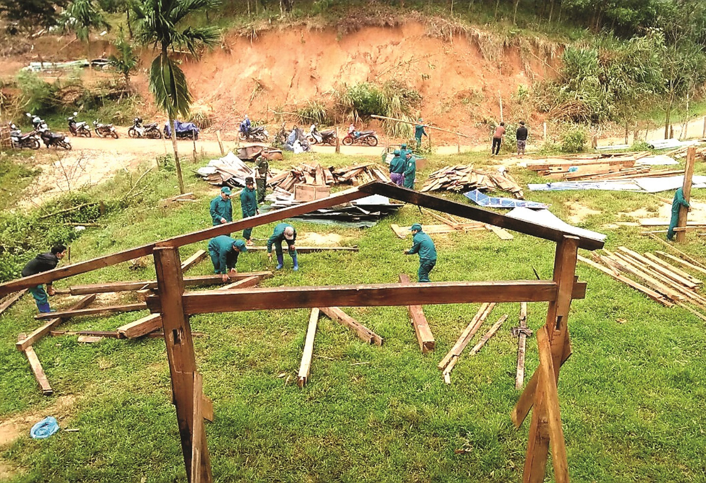 Chính quyền xã Trà Vân (Nam Trà My) tận dụng nơi dựng nhà tạm cho người dân nóc Ông Sinh (thôn 1) để tạo mặt bằng khu định cư mới. Ảnh: ALĂNG NGƯỚC