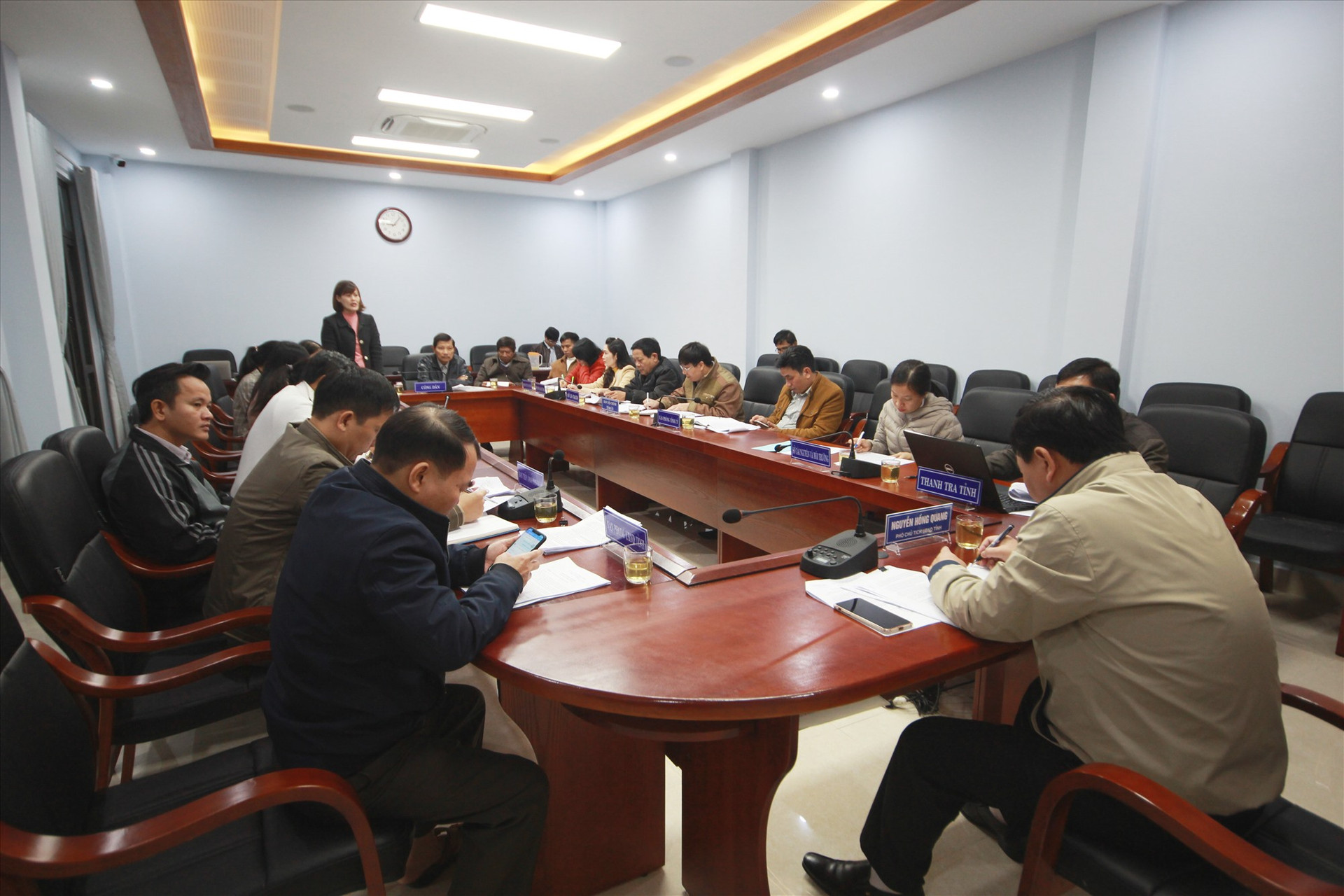 Phó Chủ tịch UBND tỉnh Nguyễn Hồng Quang tiếp đại diện những người góp vốn vào dự án của công ty STO. Ảnh: T.C