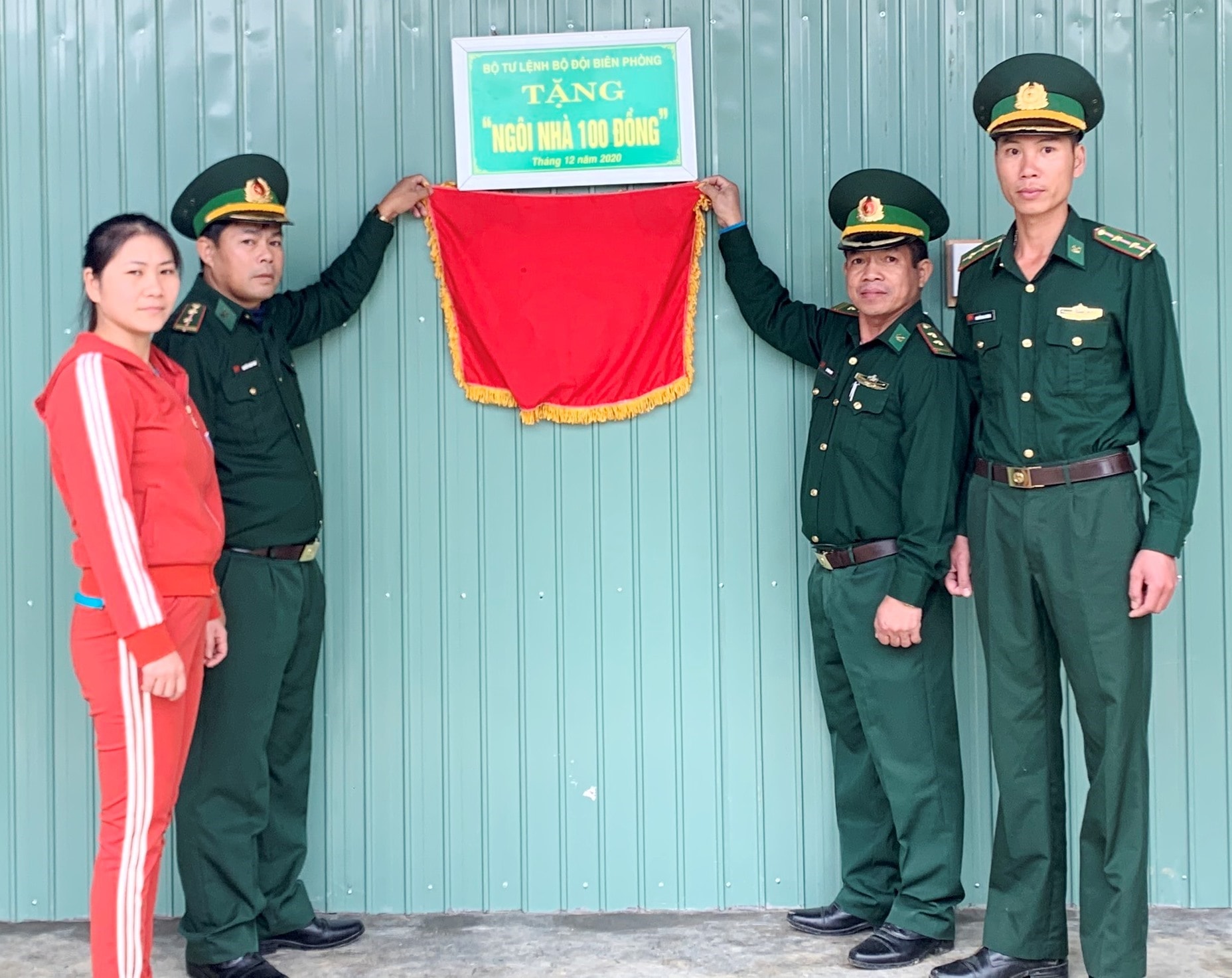 Khánh thành và bàn giao “Ngôi nhà 100 đồng” cho gia đình Trung úy QNCN Nguyễn Gia Chương. Ảnh: VĂN VINH