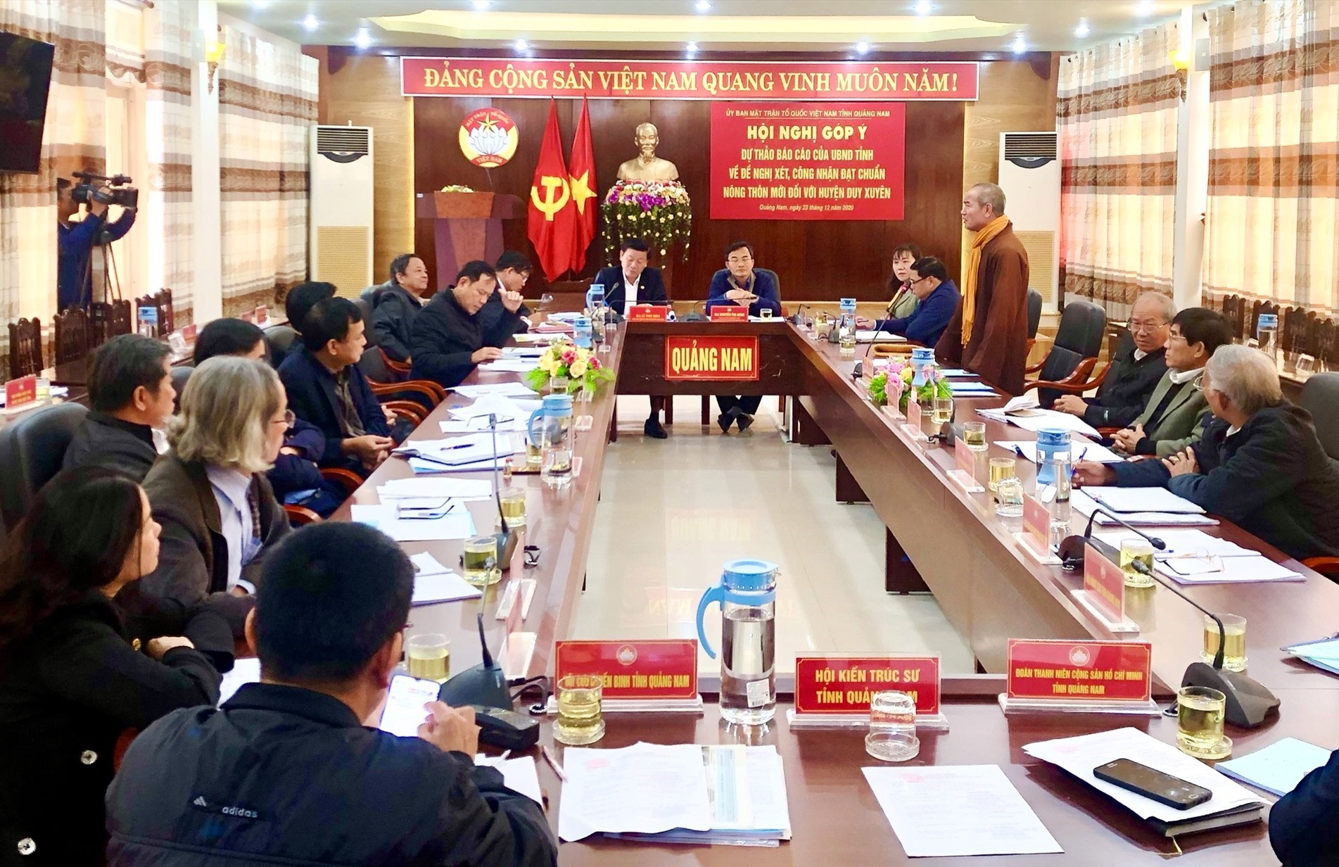 Quang cảnh Hội nghị góp ý dự thảo báo cáo của UBND tỉnh về đề nghị xét, công nhận đạt chuẩn nông thôn mới với huyện Duy Xuyên.