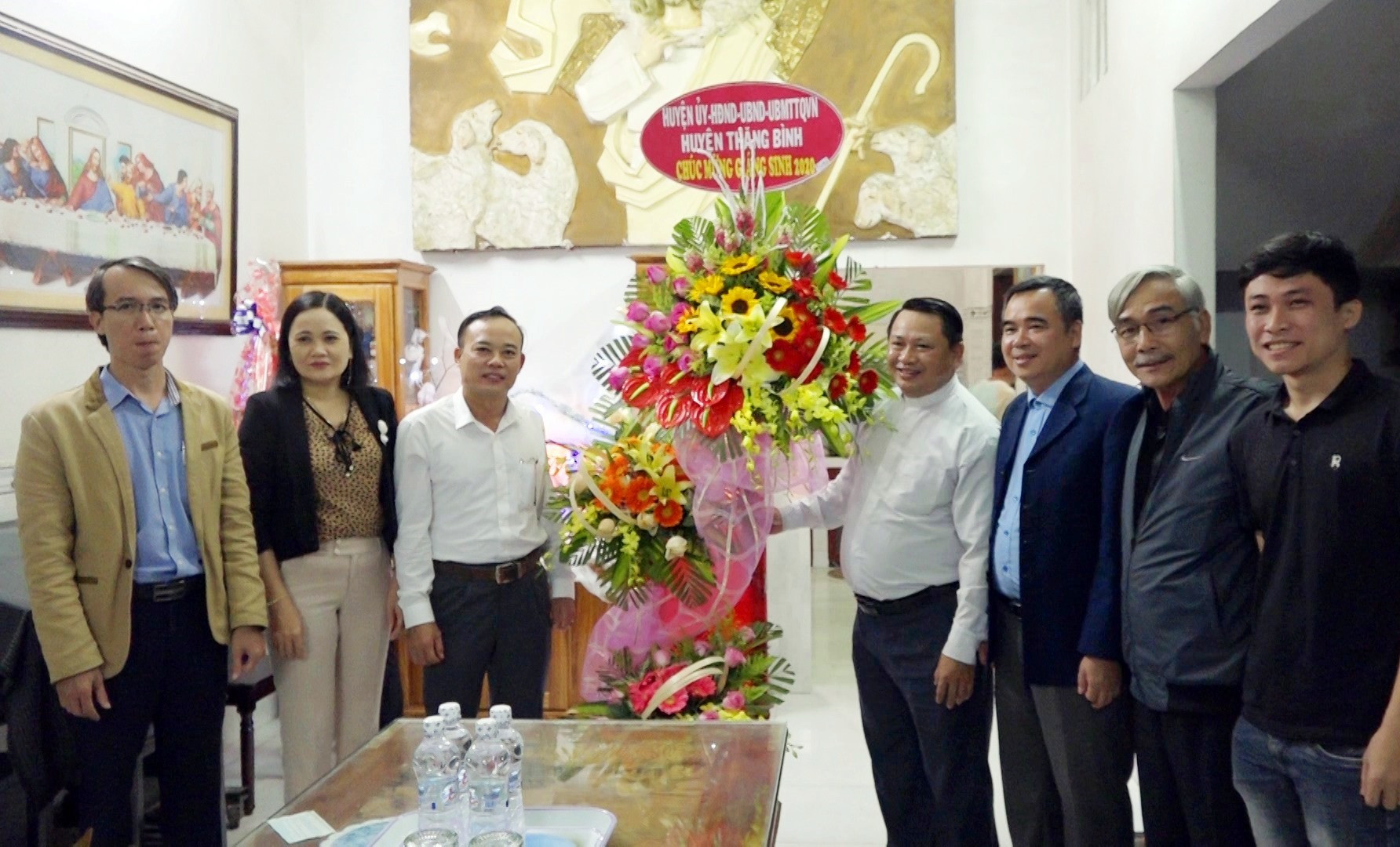 Lãnh đạo huyện Thăng Bình tặng hoa chúc mừng Giáo xứ Hà Lam. Ảnh: M.T