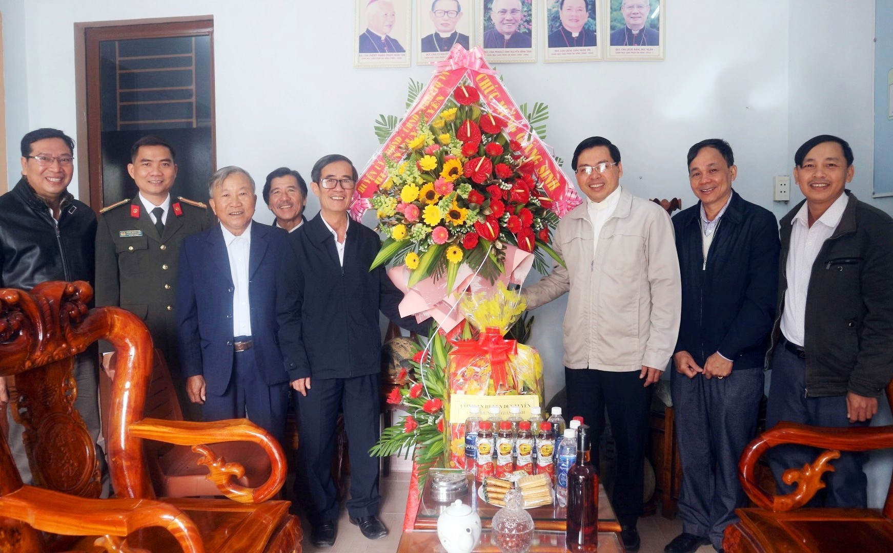 Lãnh đạo huyện Duy Xuyên tặng hoa chúc mừng Giáo xứ Hòa Lâm.