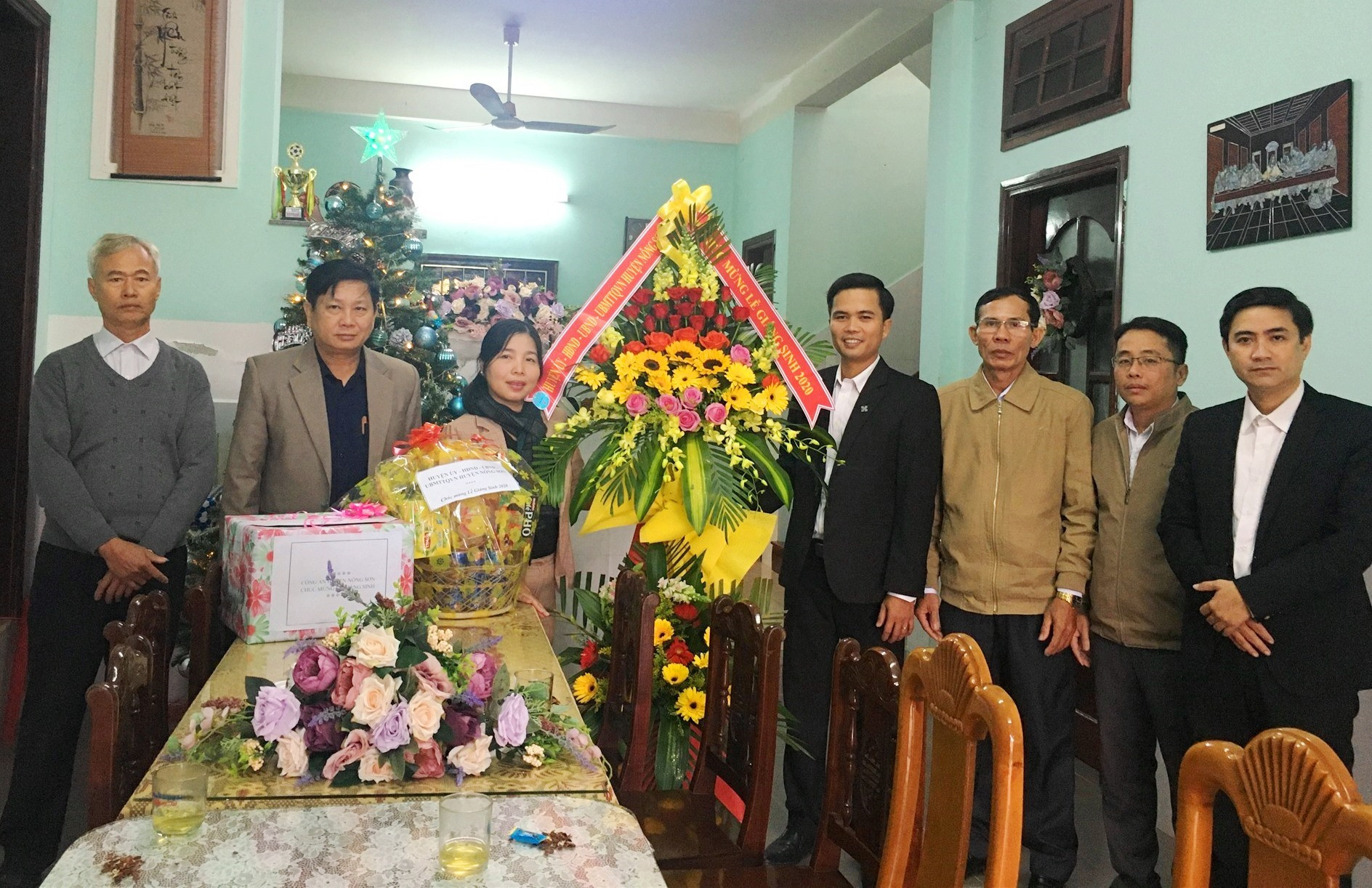 Lãnh đạo huyện Nông Sơn tặng hoa chúc mừng Hội thánh Tin lành Khánh Bình (xã Ninh Phước). ẢNH: Tâm Lê