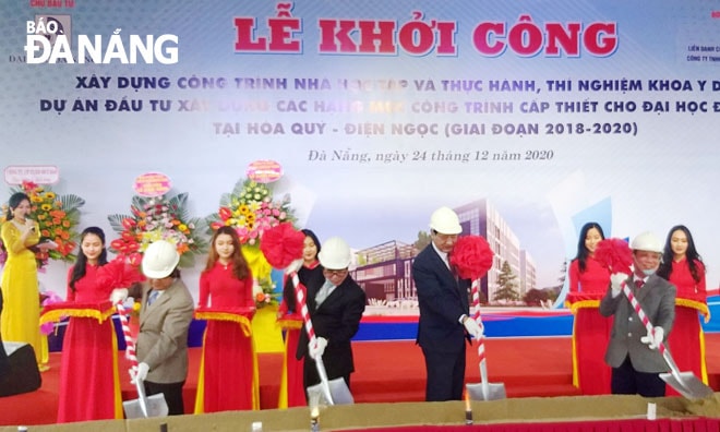 Lễ động thổ khởi công xây dựng trung tâm đào tạo y dược, công nghệ thuộc Đại học Đà Nẵng. Ảnh: NGỌC PHÚ